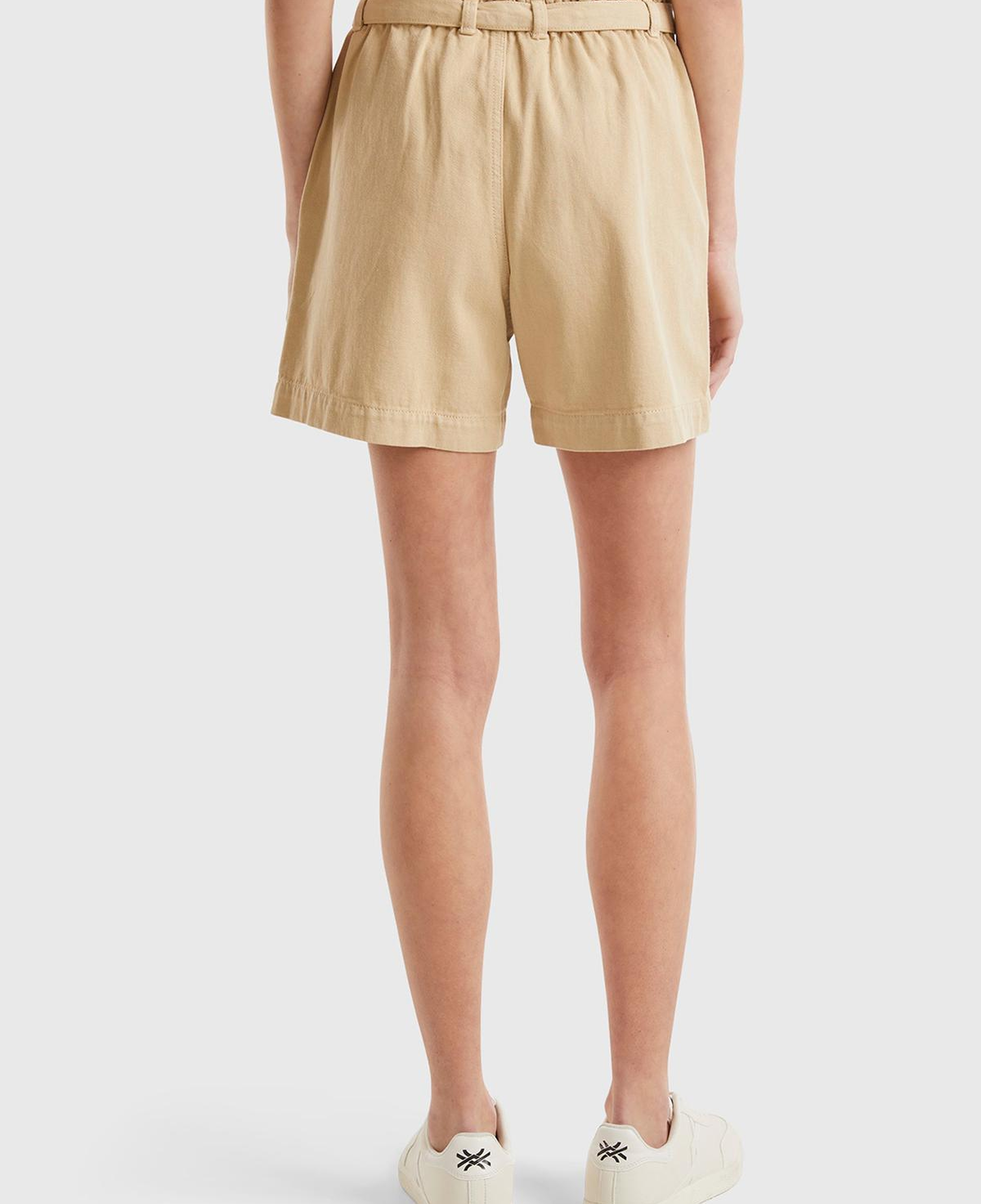 Kadın Bej %100 Pamuk 2 Cepli Kemer Detaylı Beli Büzgülü Bermuda Şort