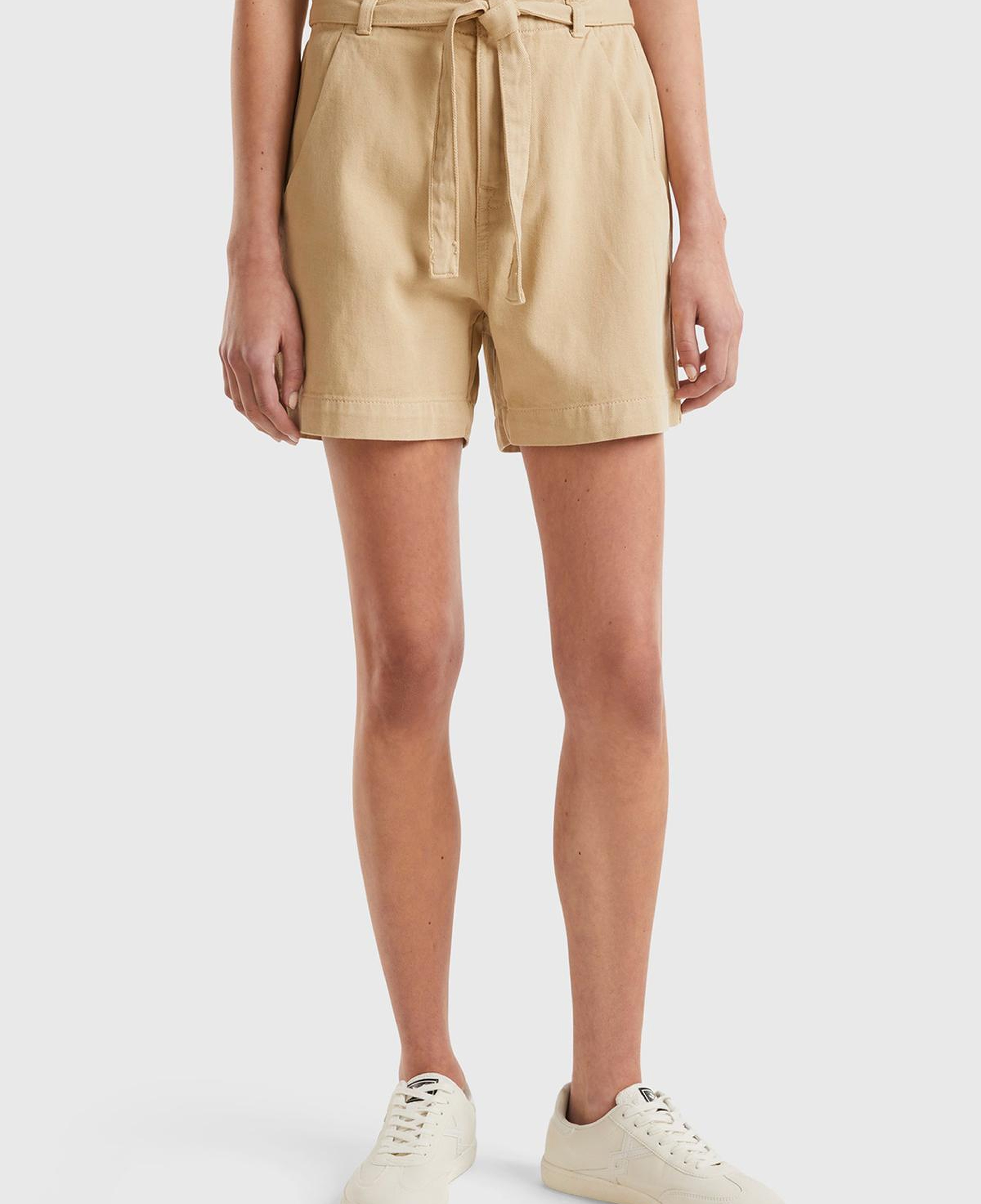 Kadın Bej %100 Pamuk 2 Cepli Kemer Detaylı Beli Büzgülü Bermuda Şort