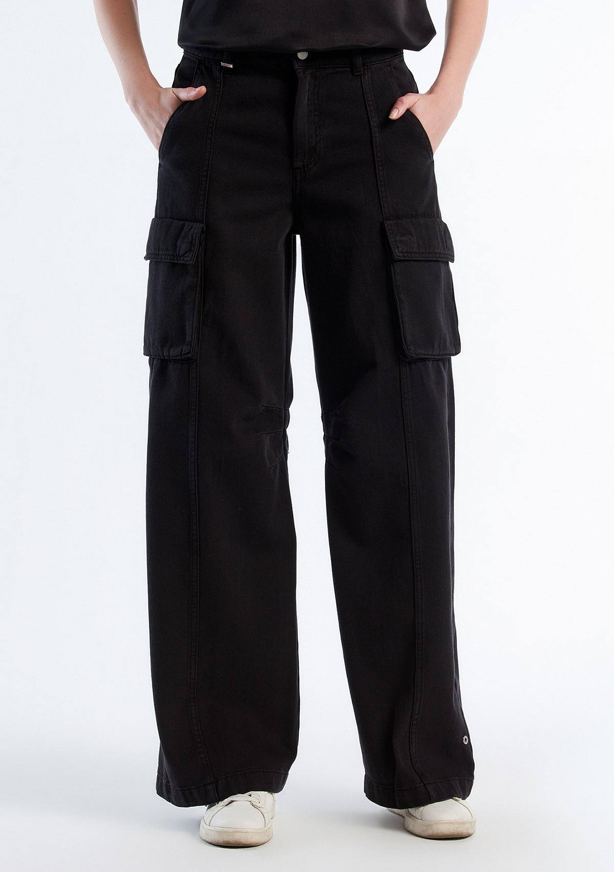 Kadın Siyah %100 Pamuk Arkası Logo Etiketli Yama Cepli Bol Pantolon