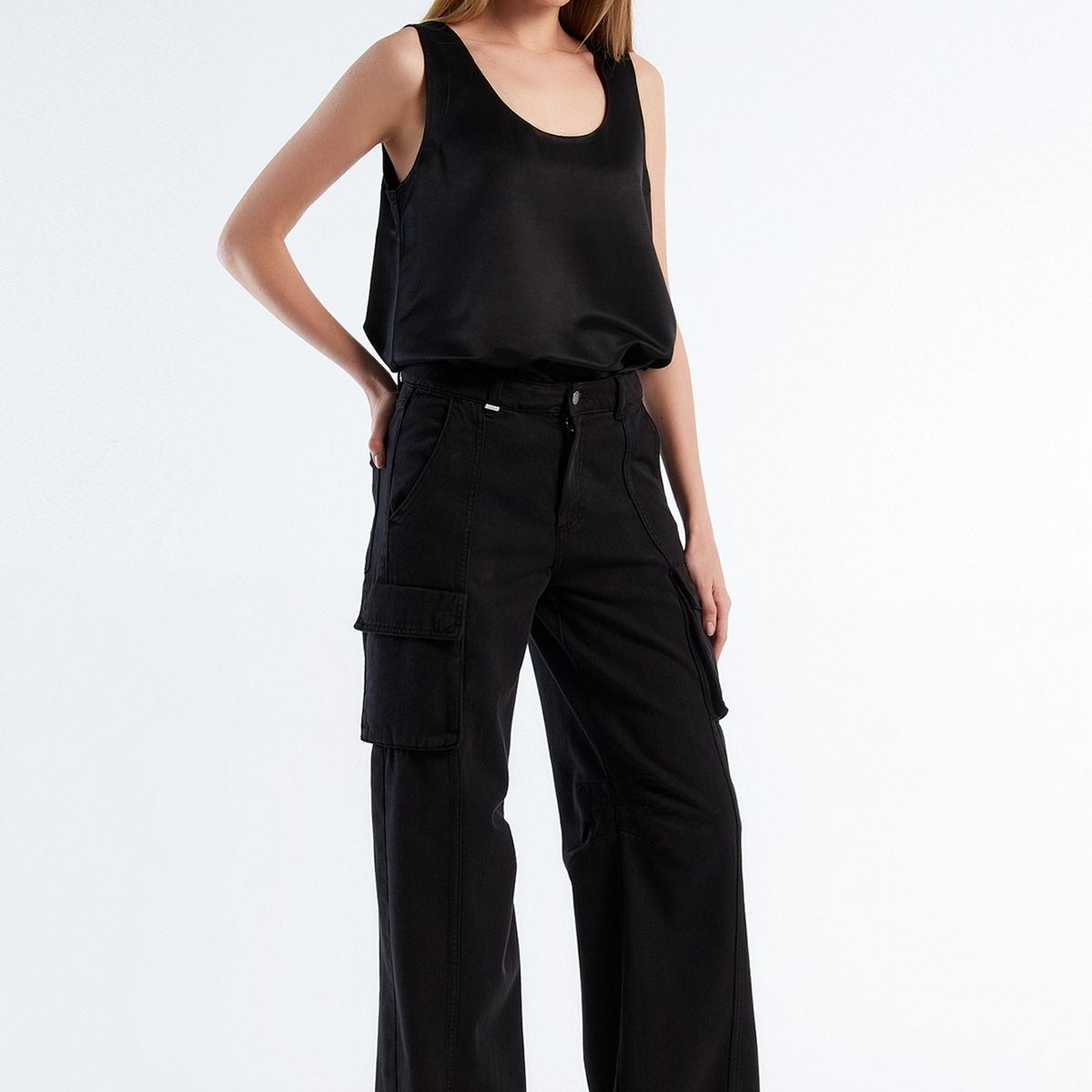 Kadın Siyah %100 Pamuk Arkası Logo Etiketli Yama Cepli Bol Pantolon