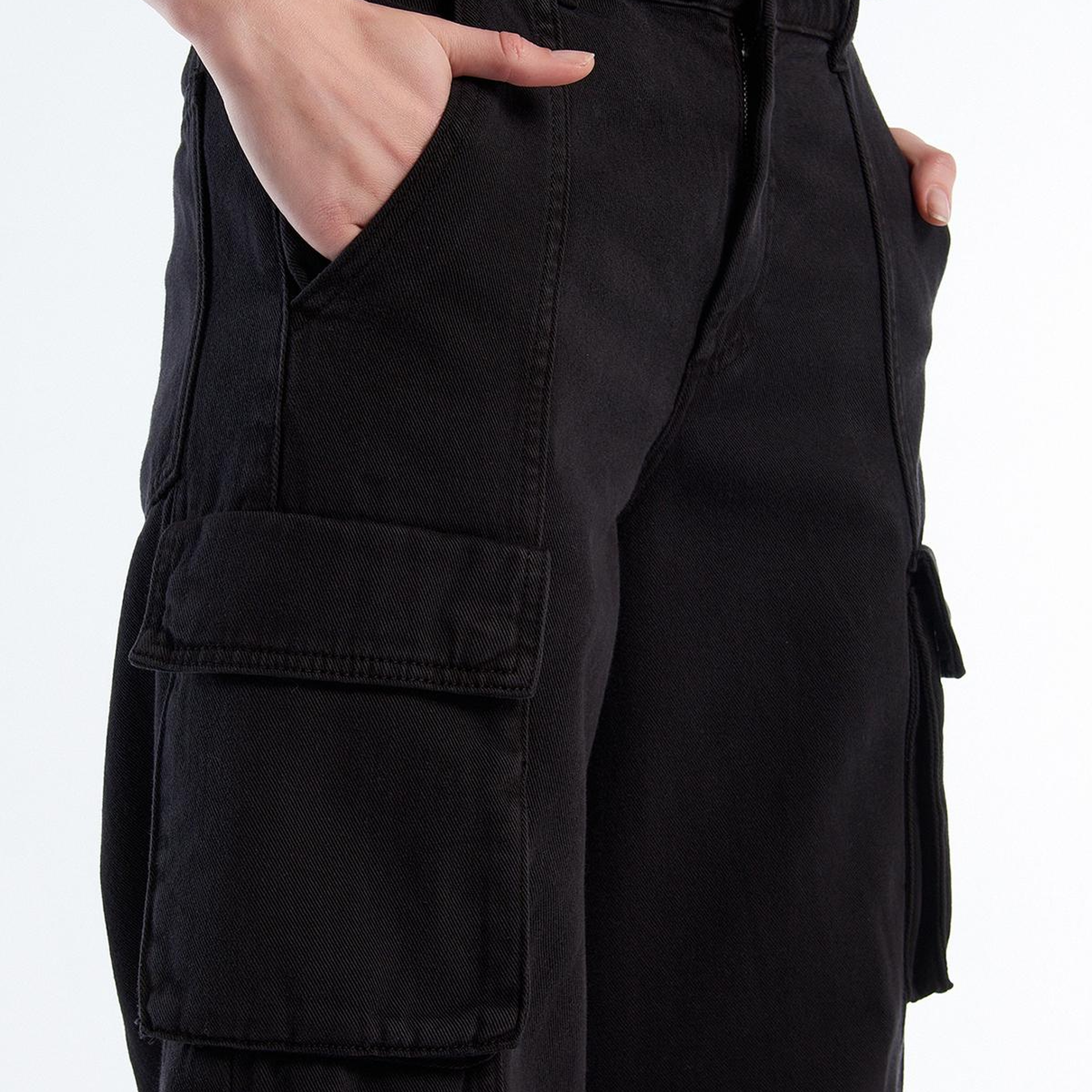 Kadın Siyah %100 Pamuk Arkası Logo Etiketli Yama Cepli Bol Pantolon