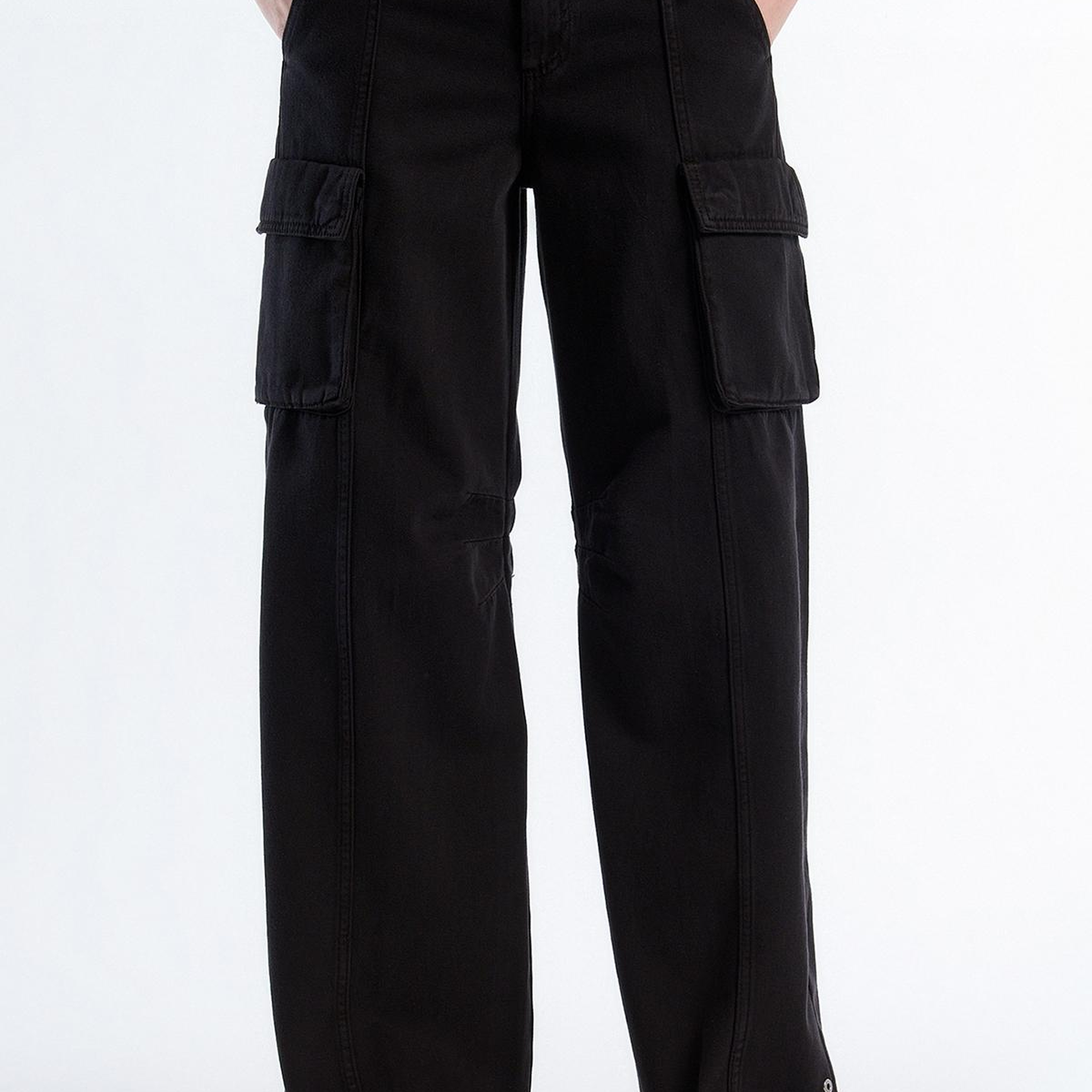 Kadın Siyah %100 Pamuk Arkası Logo Etiketli Yama Cepli Bol Pantolon