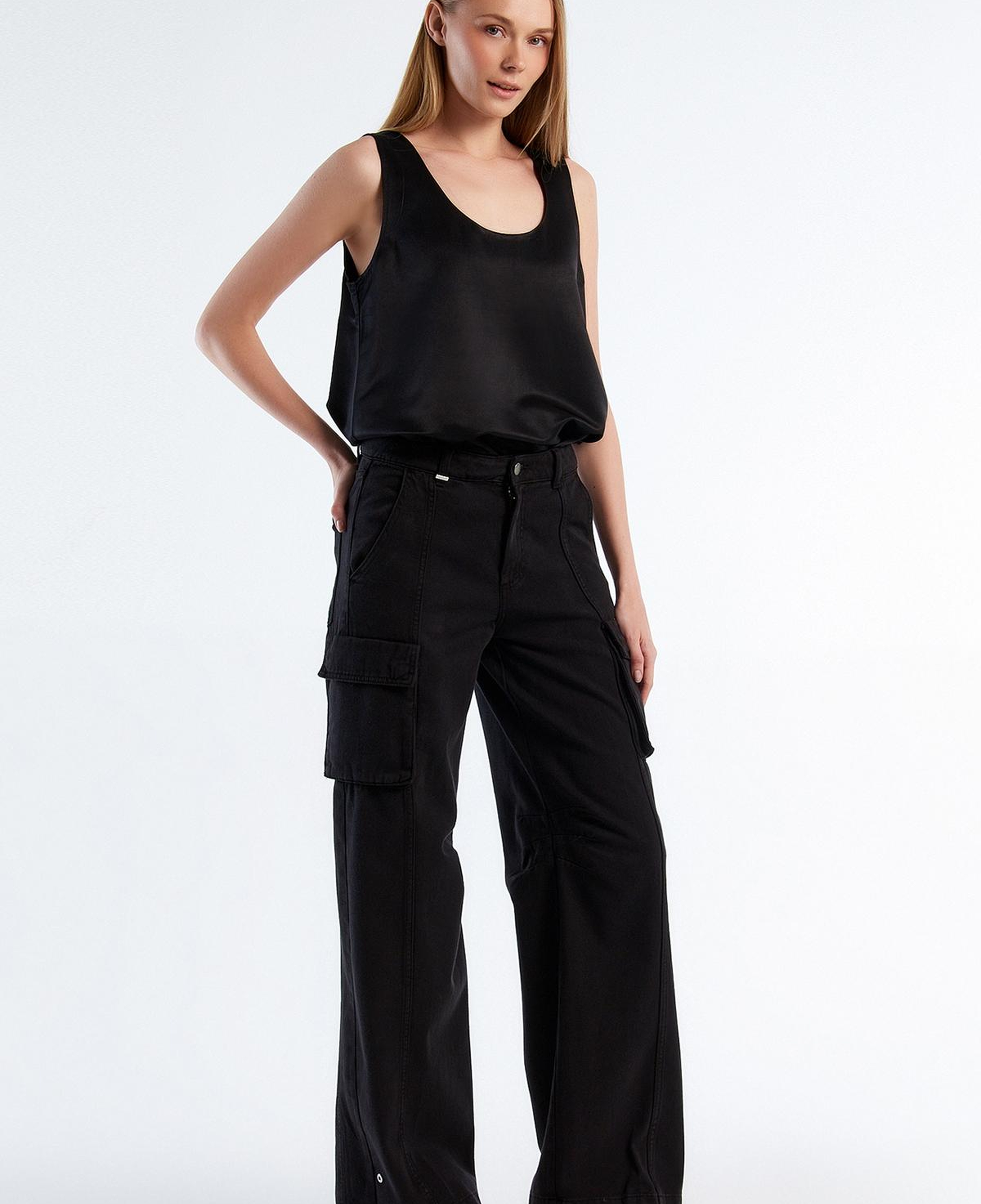 Kadın Siyah %100 Pamuk Arkası Logo Etiketli Yama Cepli Bol Pantolon