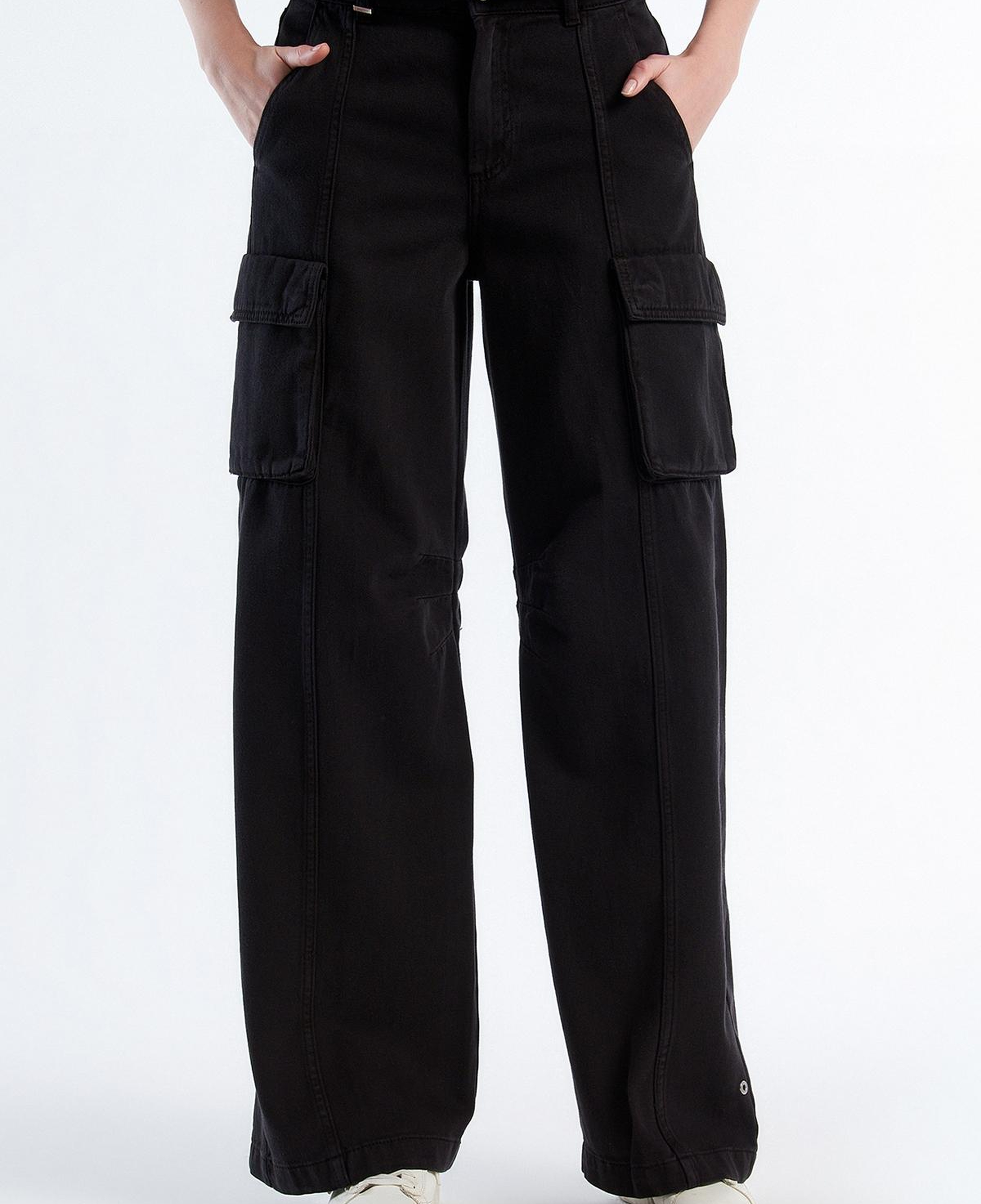 Kadın Siyah %100 Pamuk Arkası Logo Etiketli Yama Cepli Bol Pantolon