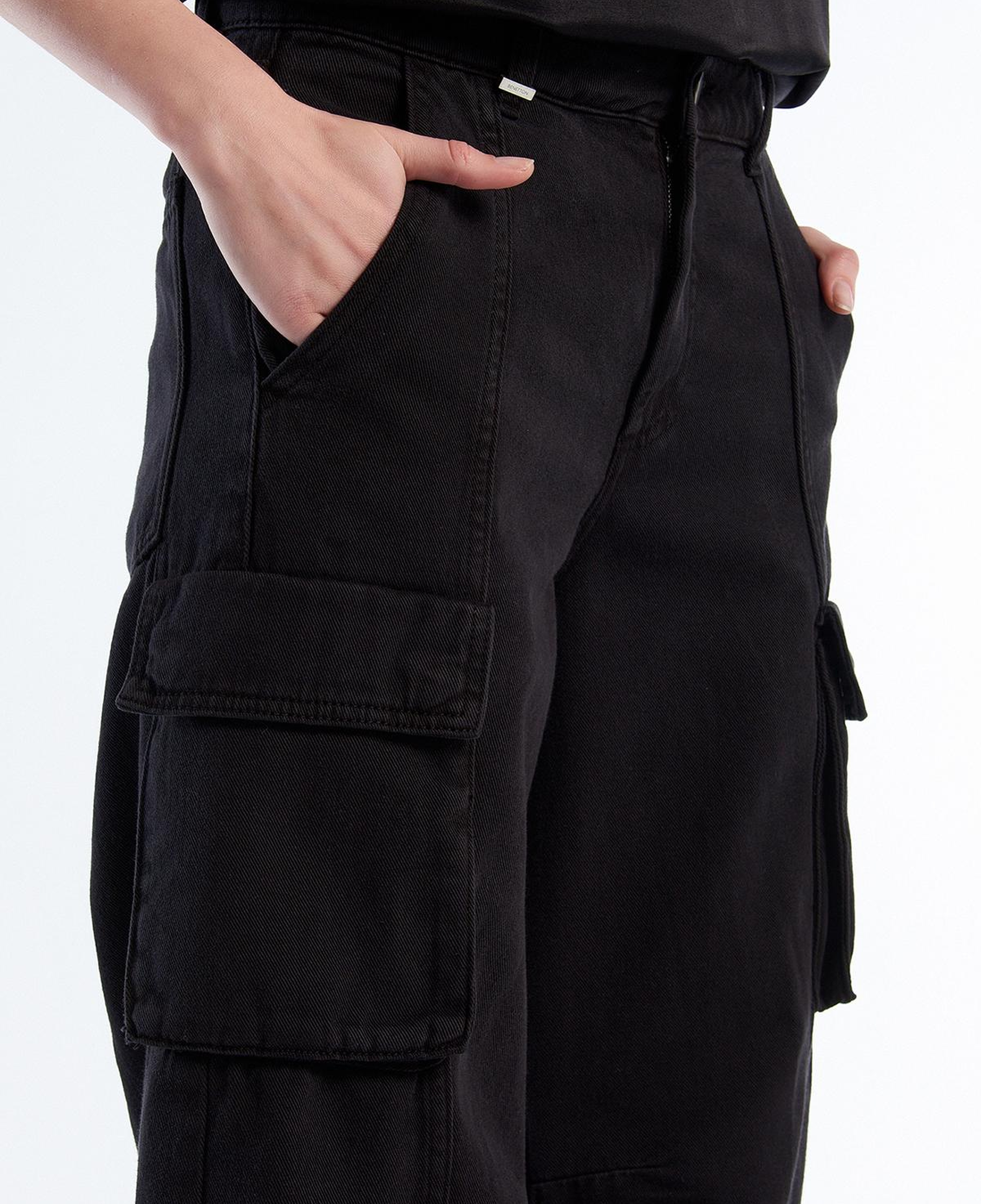 Kadın Siyah %100 Pamuk Arkası Logo Etiketli Yama Cepli Bol Pantolon