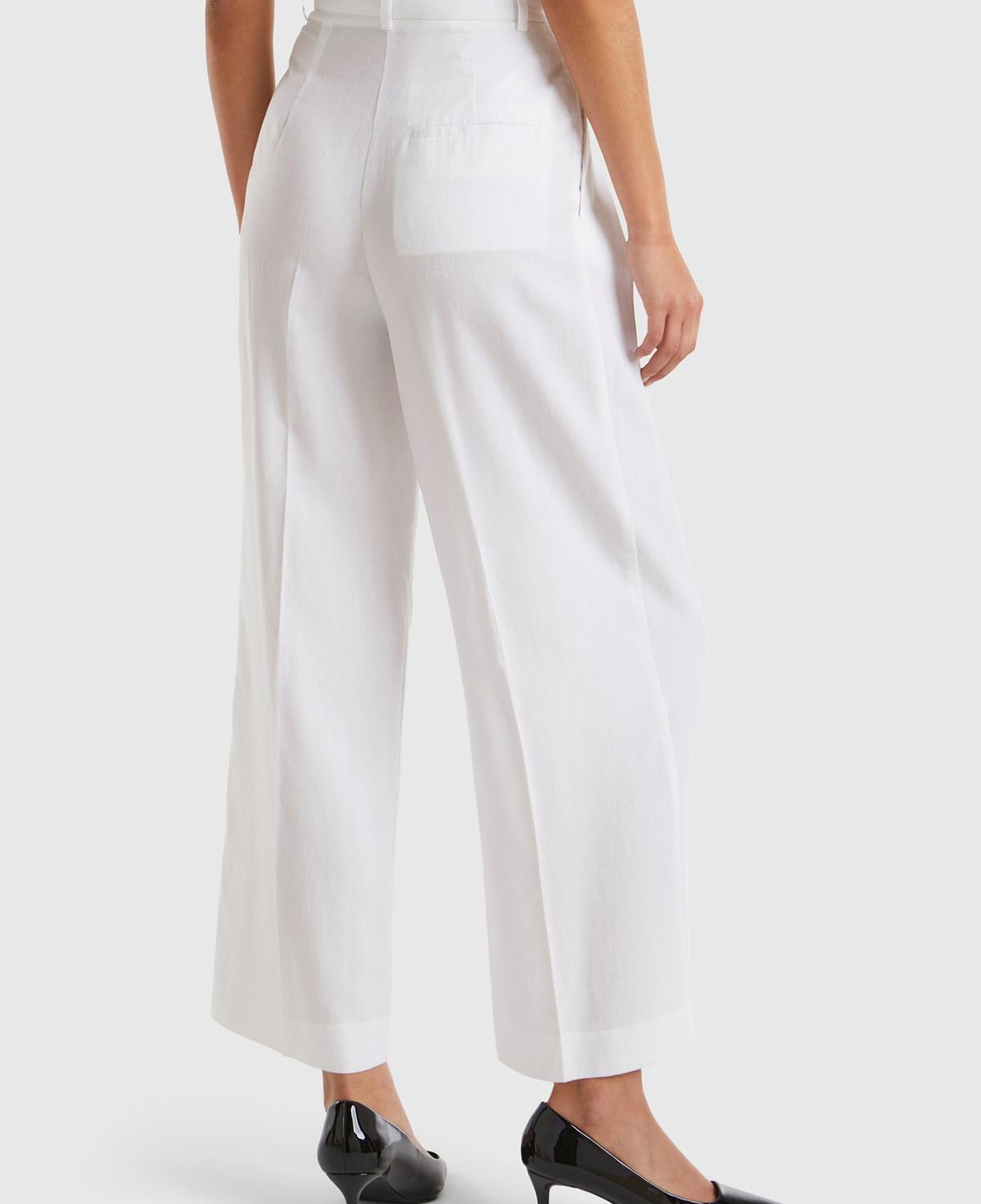Kadın Beyaz Liyosel ve Keten Karışımlı Önü Pilili Pantolon