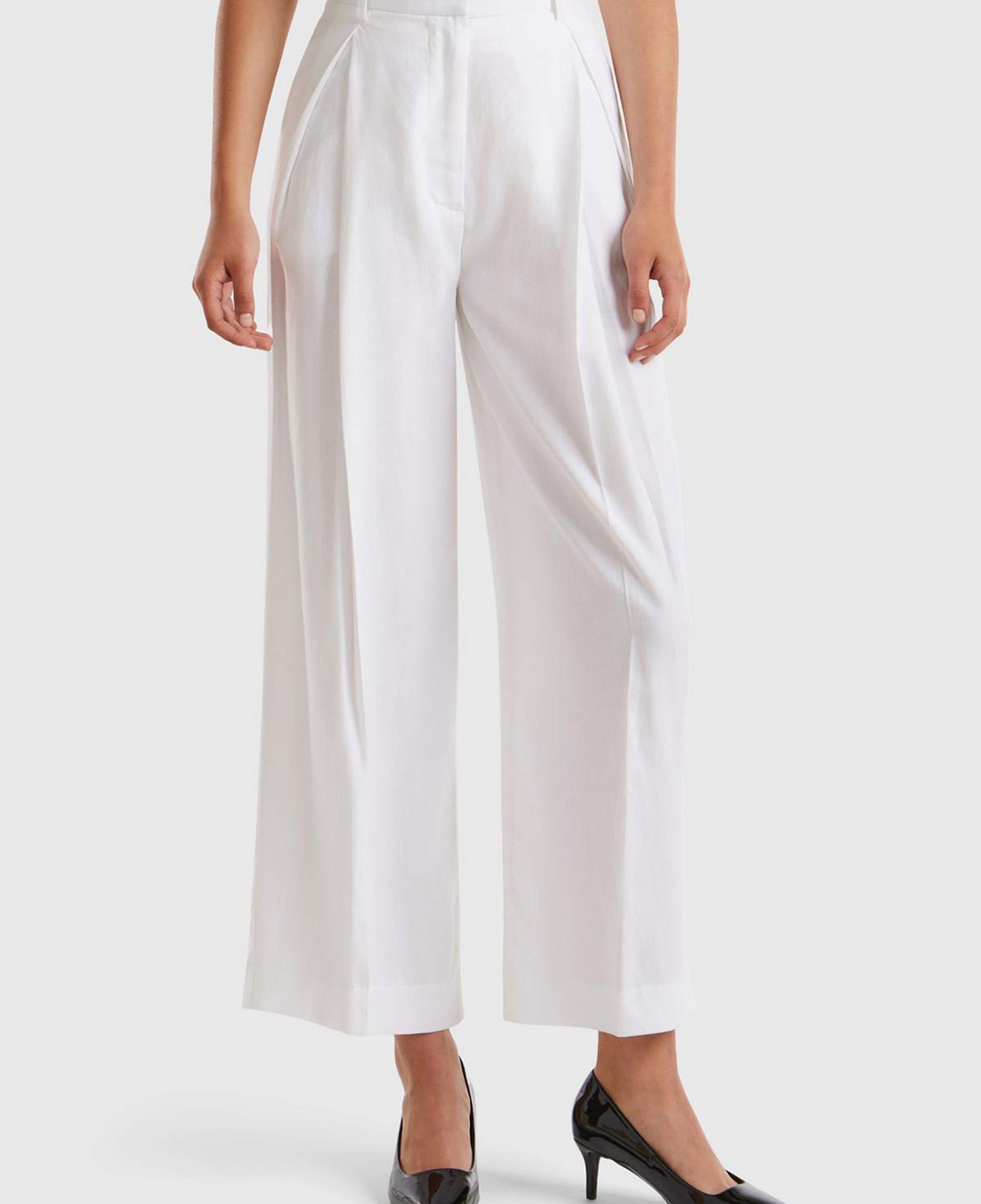 Kadın Beyaz Liyosel ve Keten Karışımlı Önü Pilili Pantolon