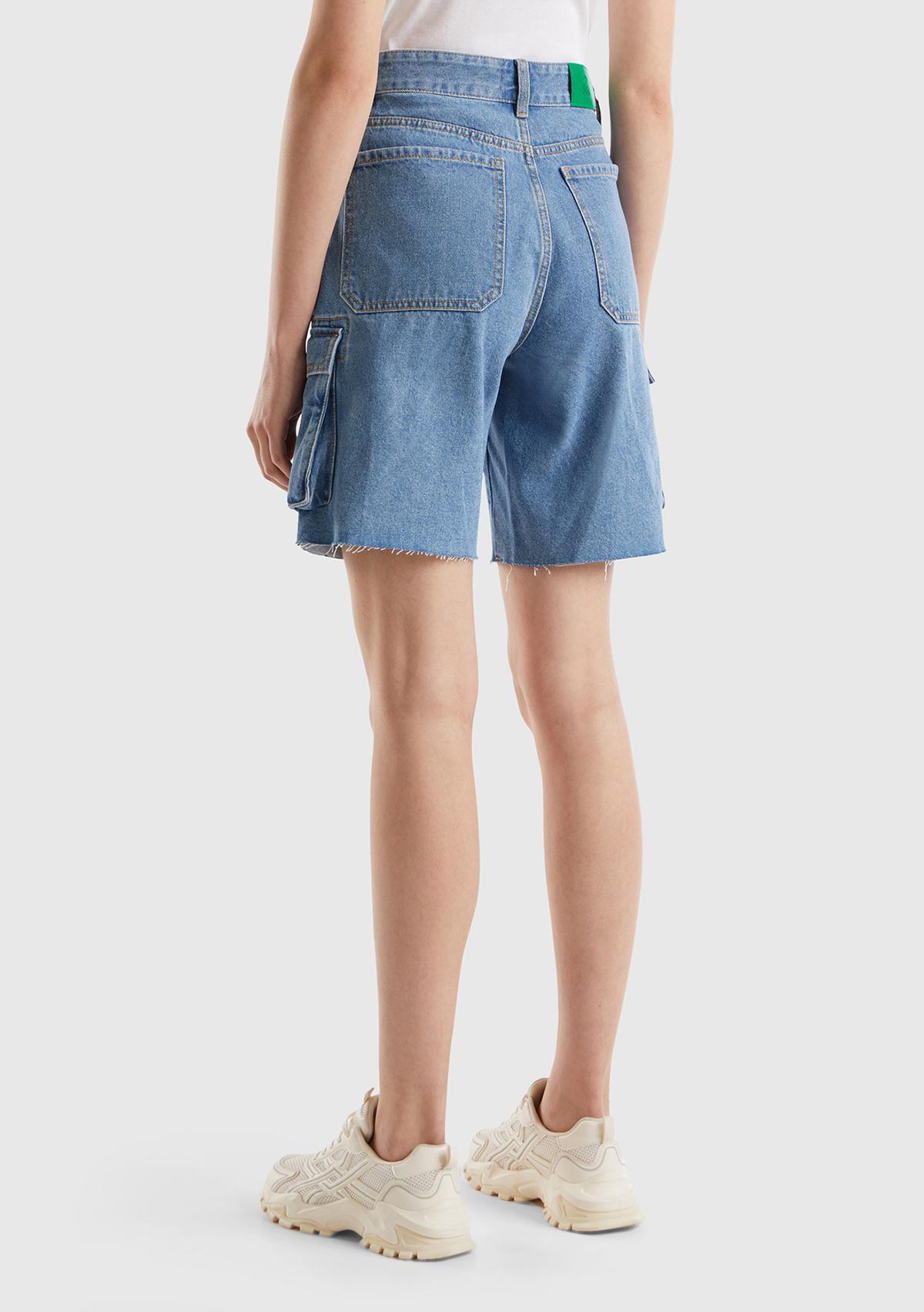 Kadın Mavi %100 Pamuk Arkası Logo Detaylı 5 Cepli Kargo Şort