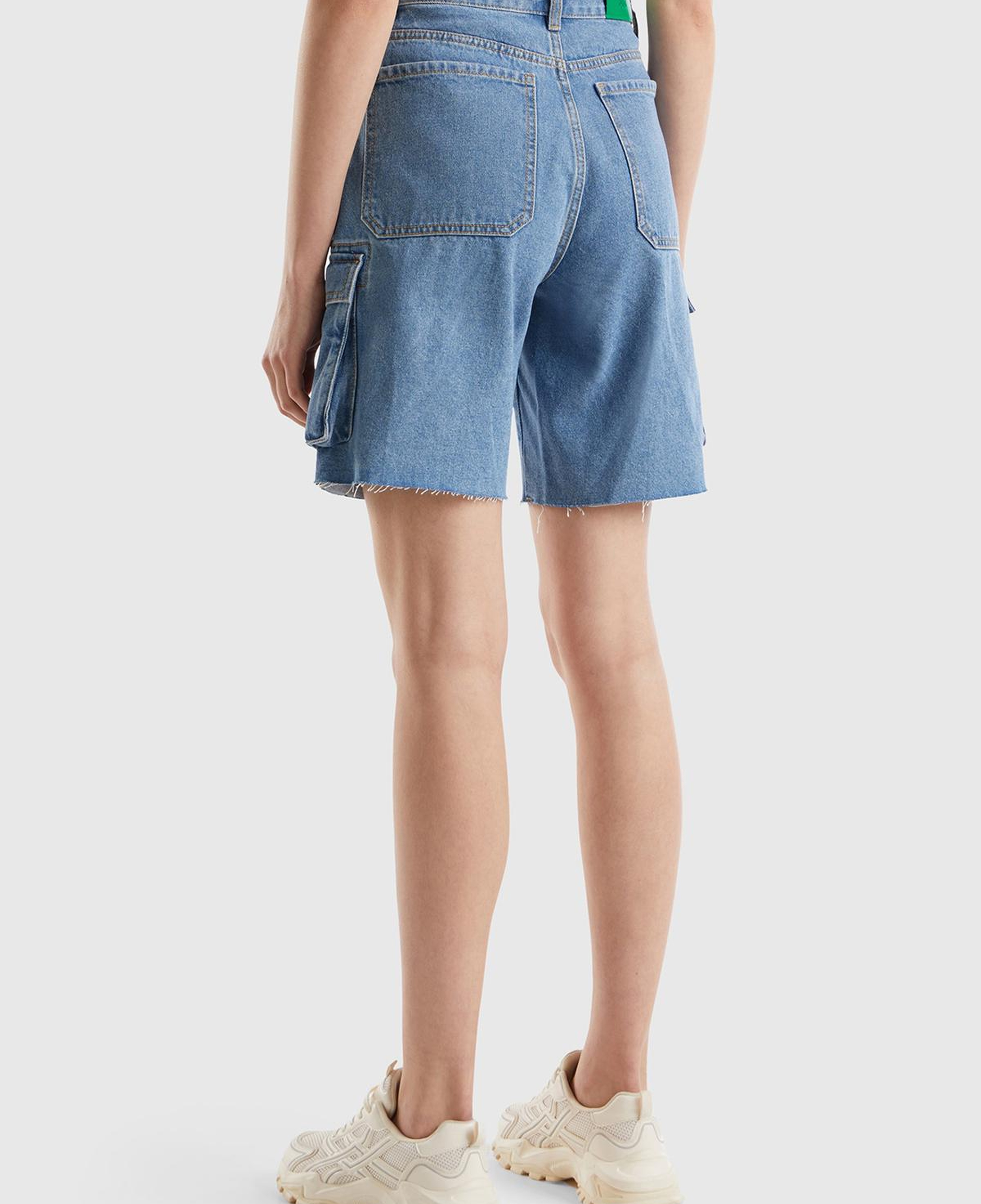 Kadın Mavi %100 Pamuk Arkası Logo Detaylı 5 Cepli Kargo Şort