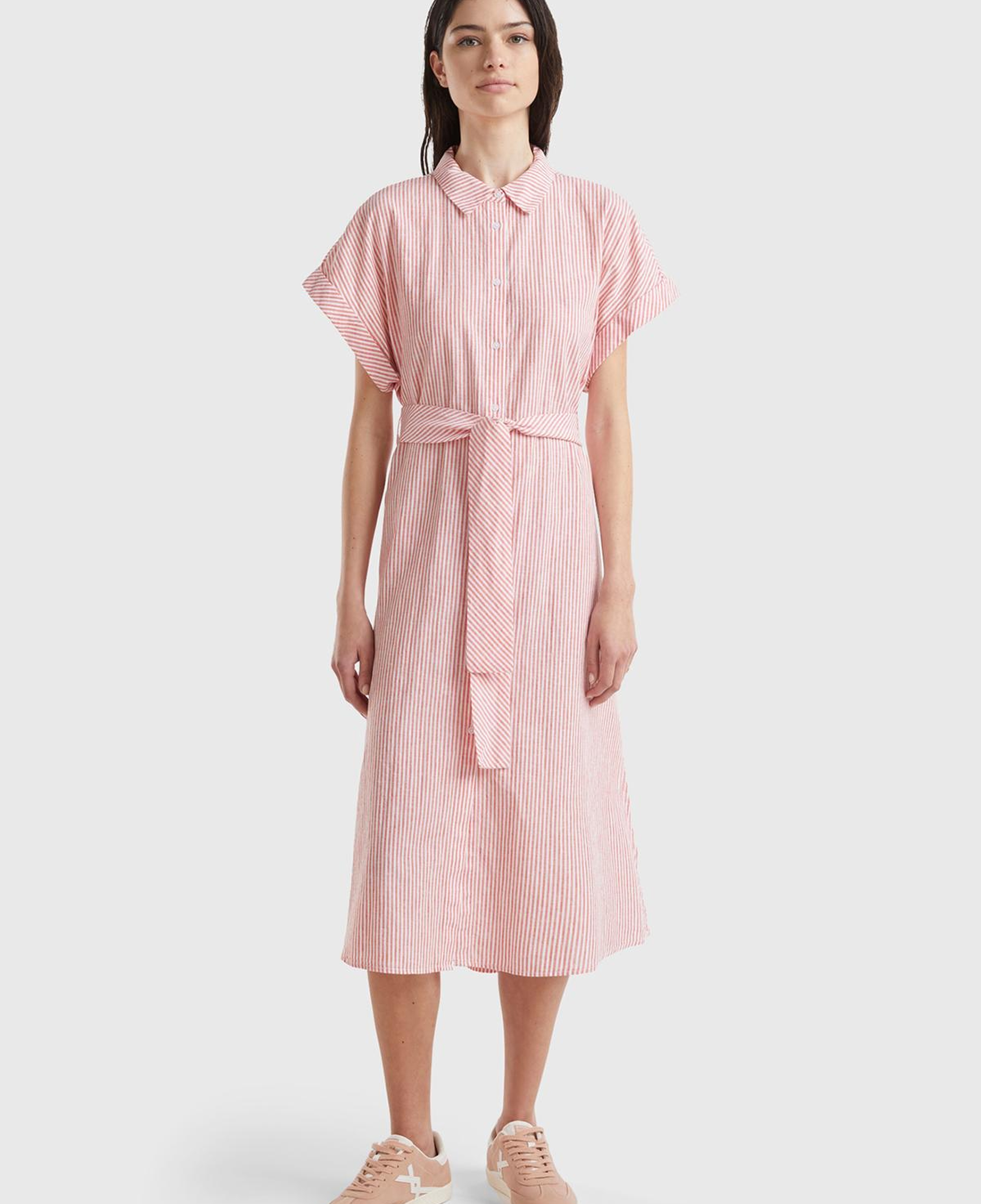 Kadın Kırmızı Keten Karışımlı Beli Bağlamlı Önü Düğmeli Yırtmaçlı Elbise