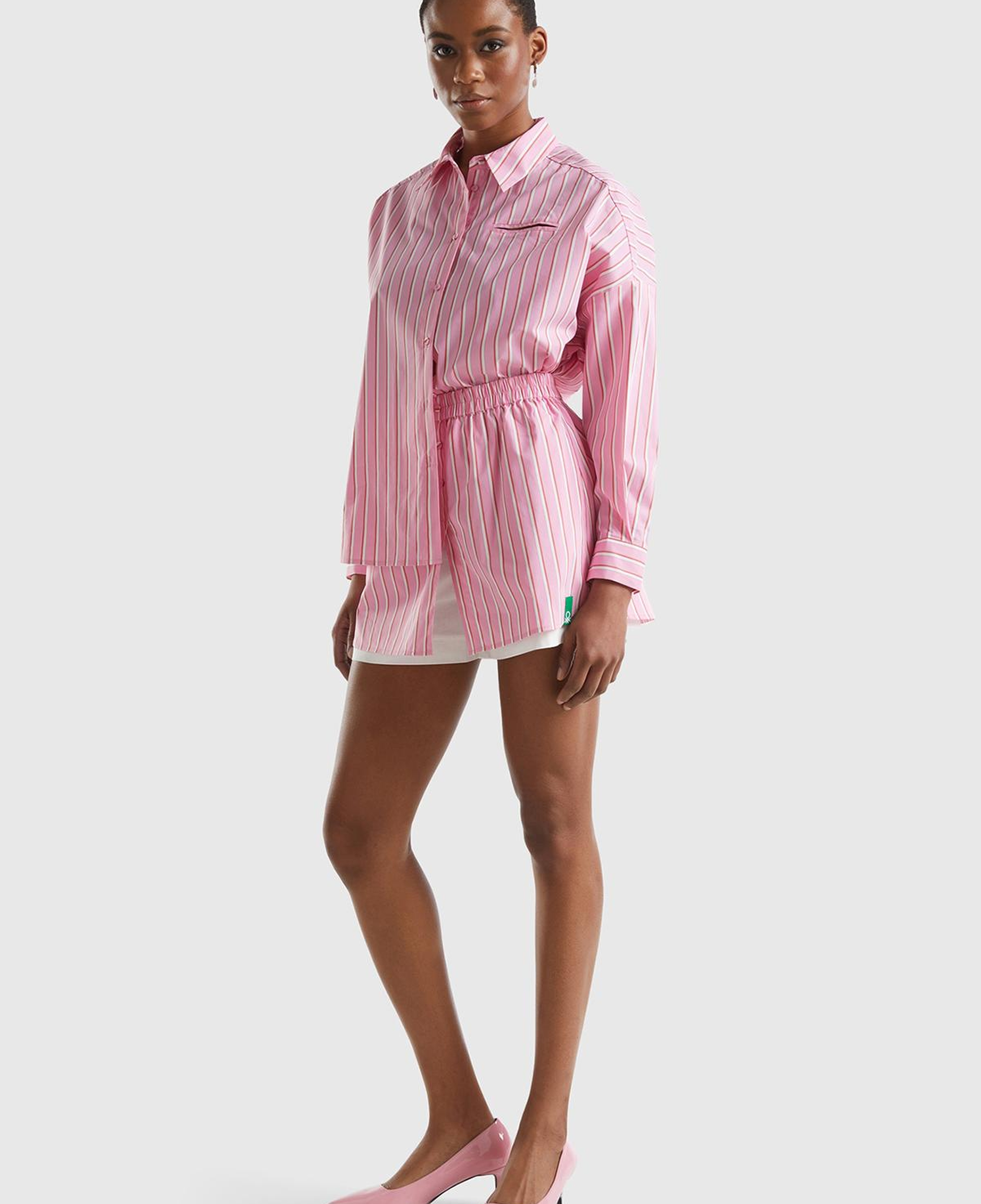 Kadın Pembe Düğmeli Önü Logo Detaylı Beli Büzgülü Çizgili Şort Etek