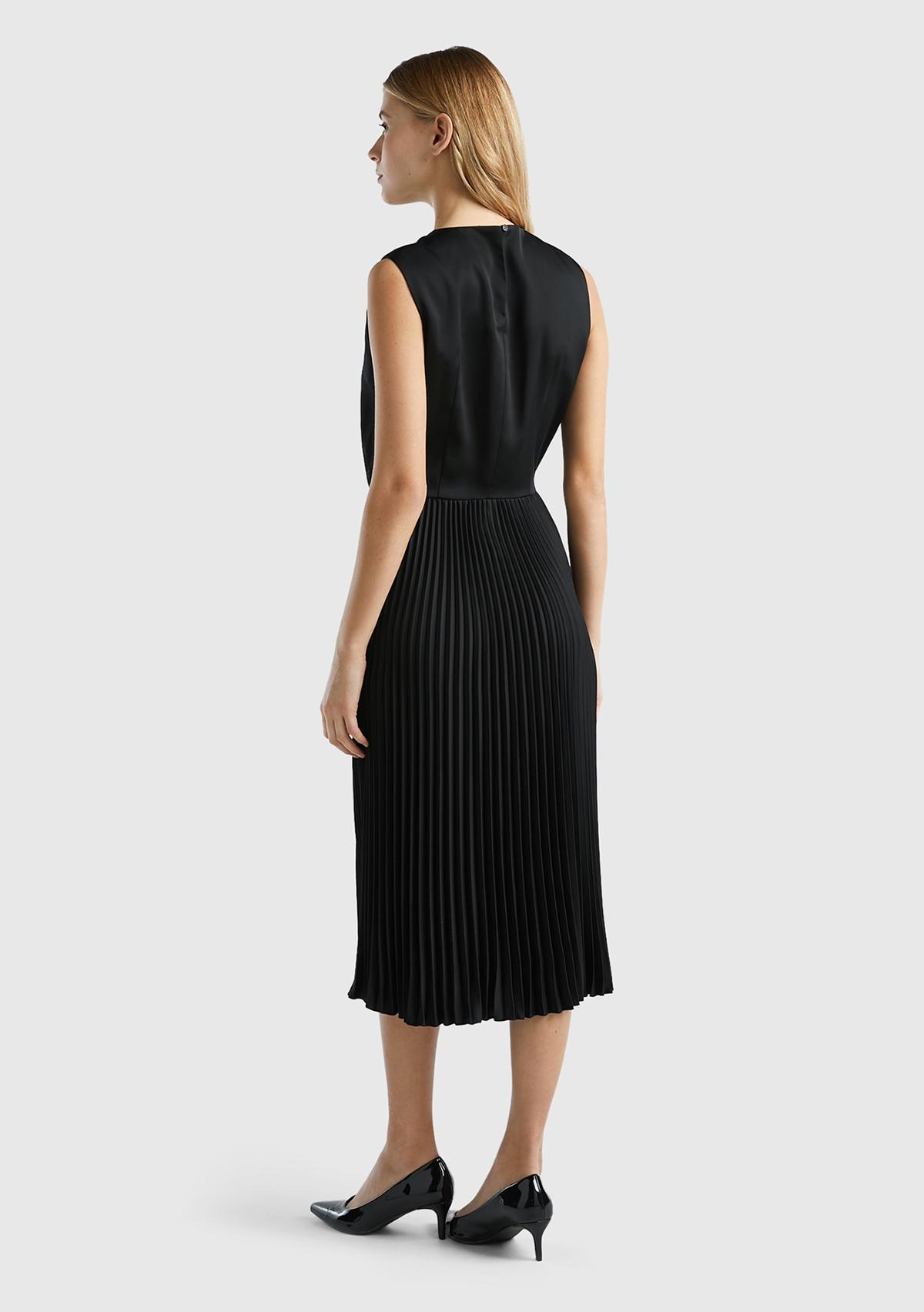 Kadın Siyah Önü Detaylı Sıfır Kol Bisiklet Yaka Uzun Elbise