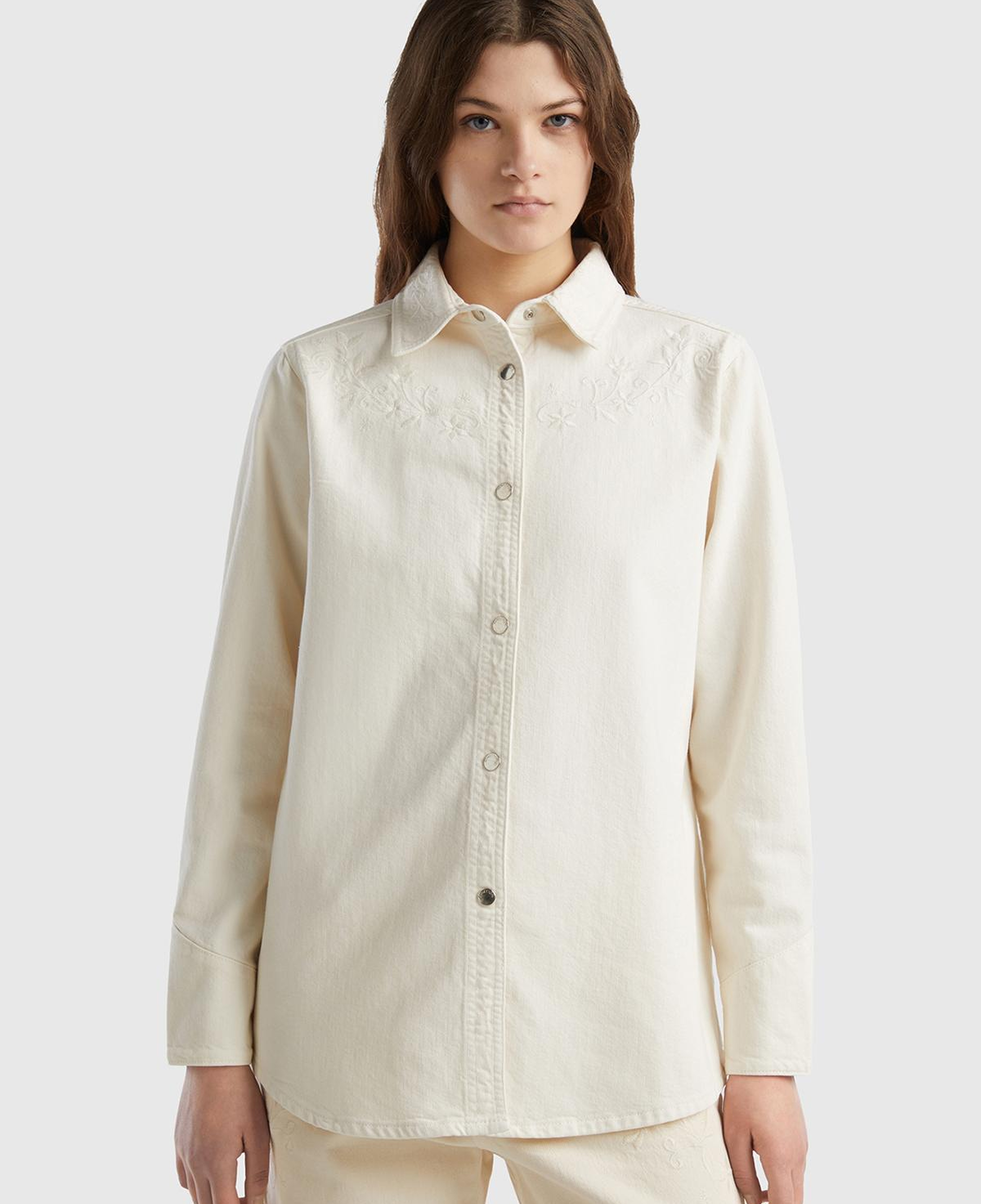 Kadın Krem %100 Pamuk Çiçek Motifli Geniş Kesim Uzun Kollu Gömlek