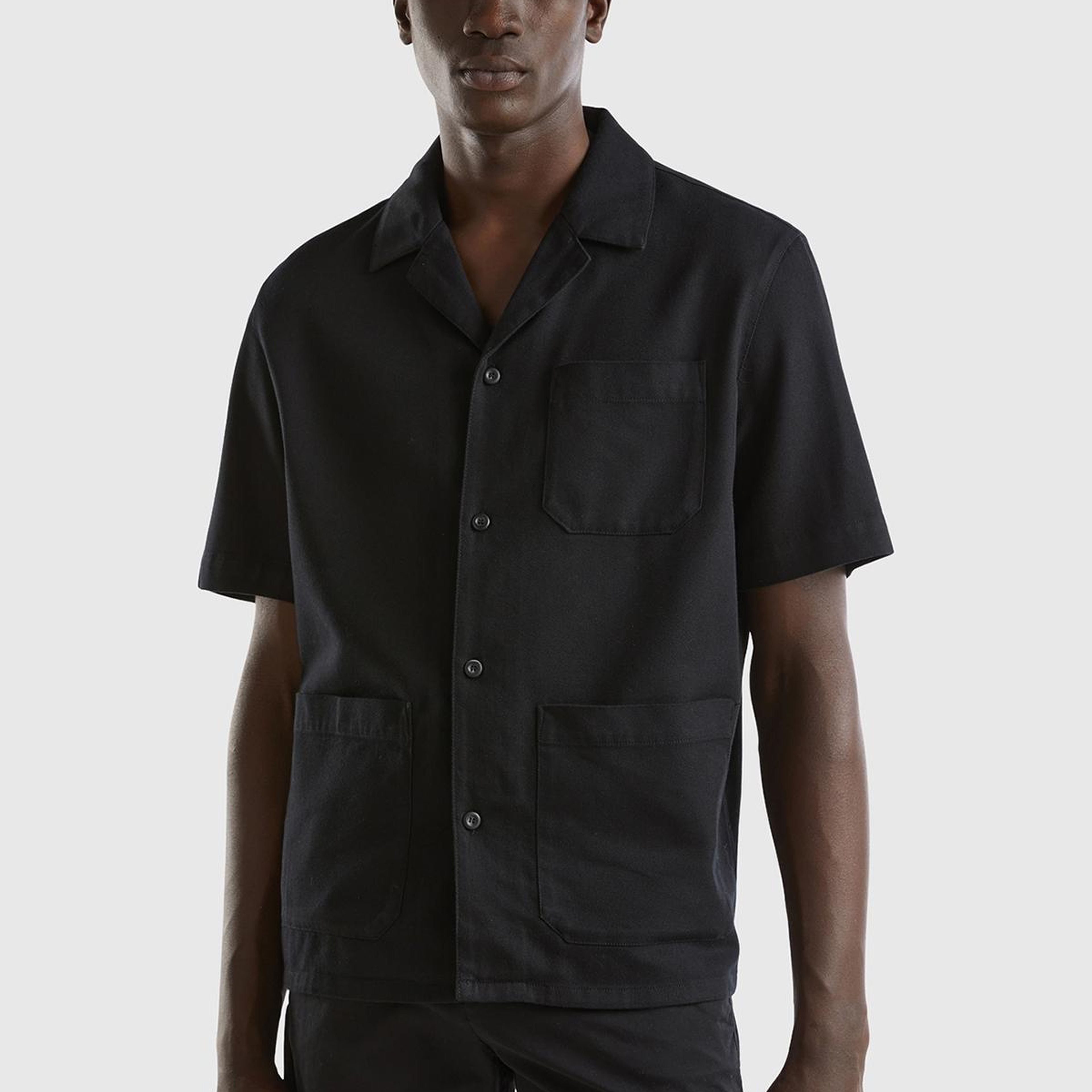 Erkek Siyah Pamuk Karışımlı Cep Detaylı Bowling Yaka Kısa Kollu Gömlek