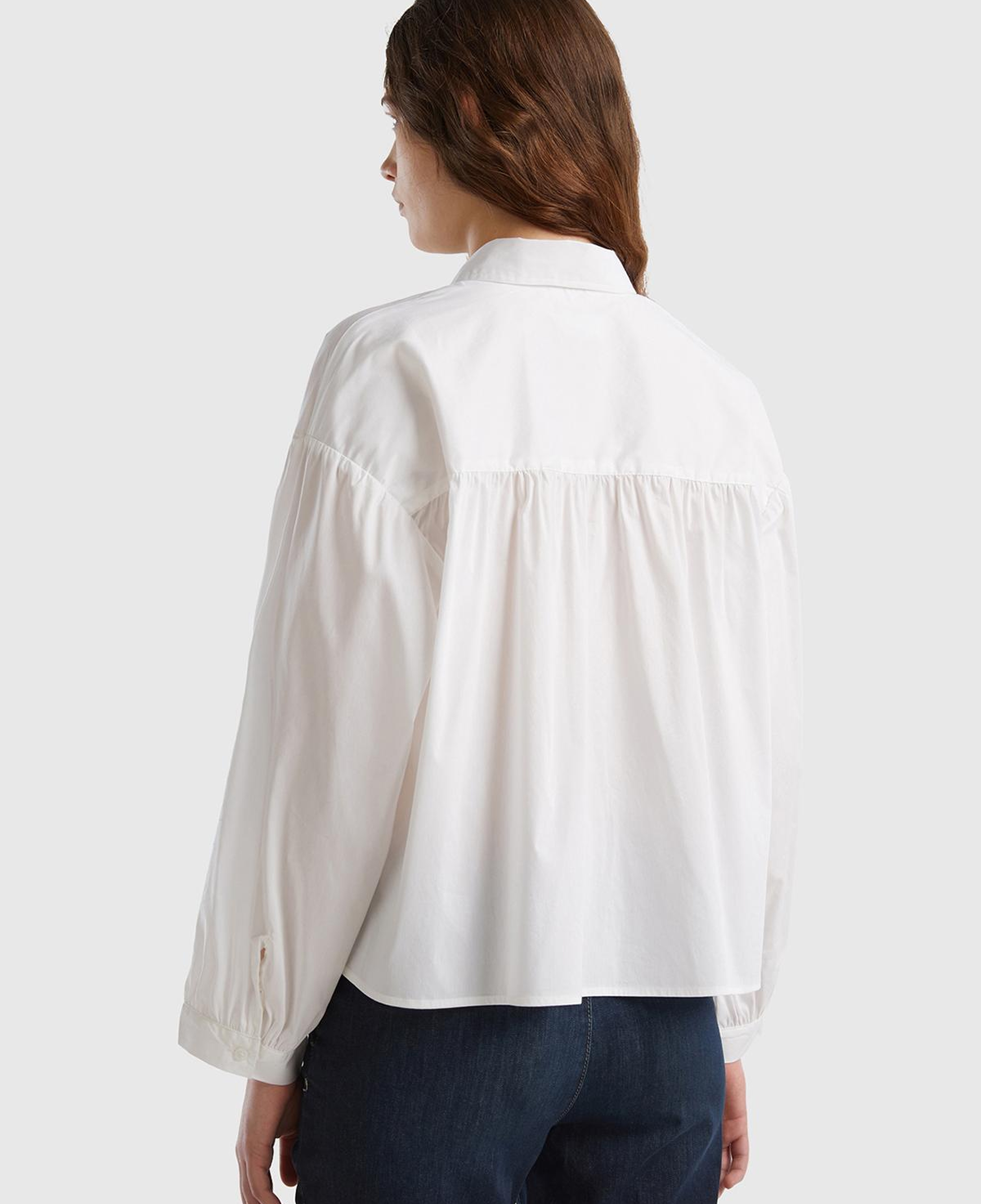Kadın Beyaz Streç Pamuklu İki Cepli Geniş Kesim Gömlek