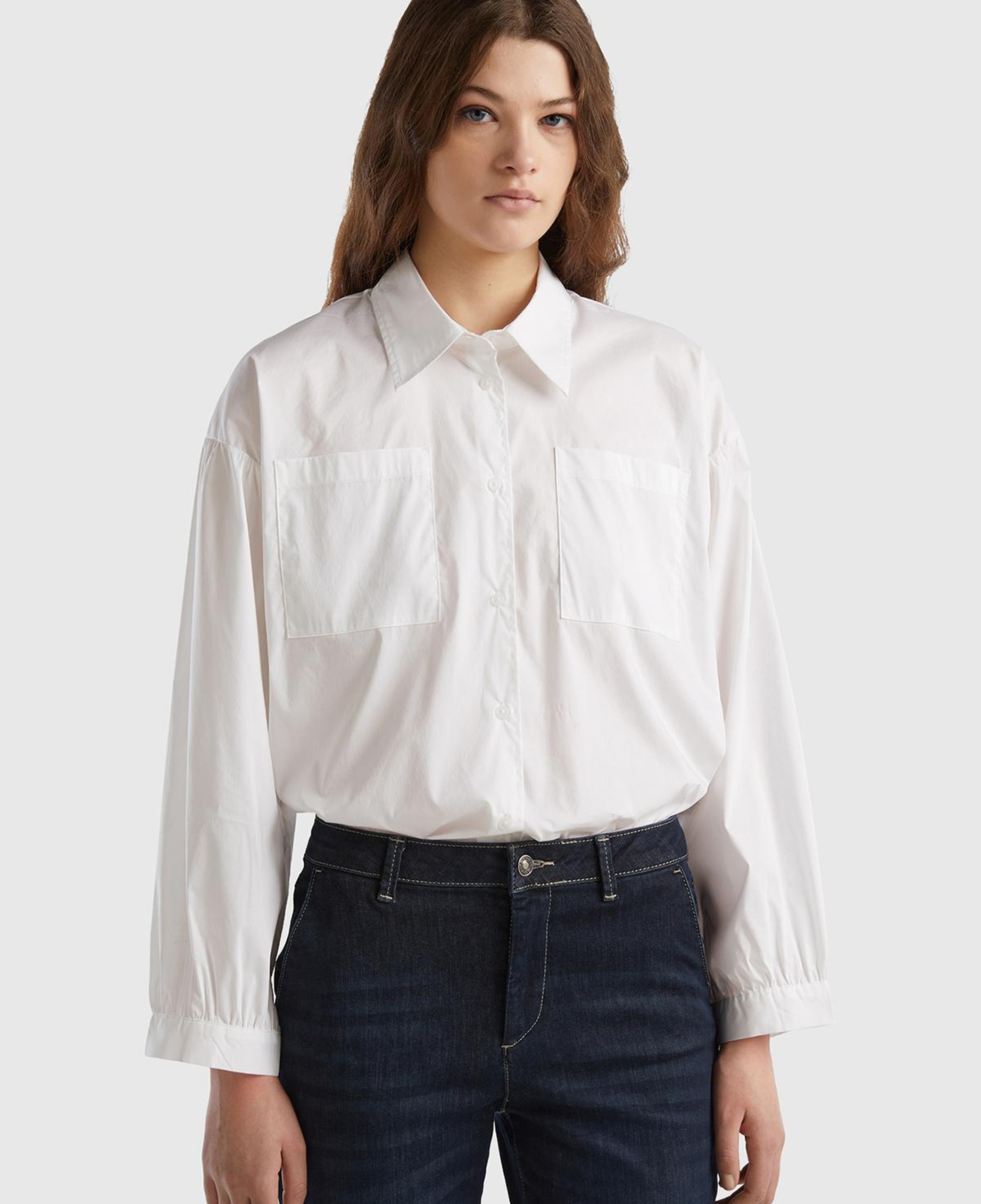 Kadın Beyaz Streç Pamuklu İki Cepli Geniş Kesim Gömlek