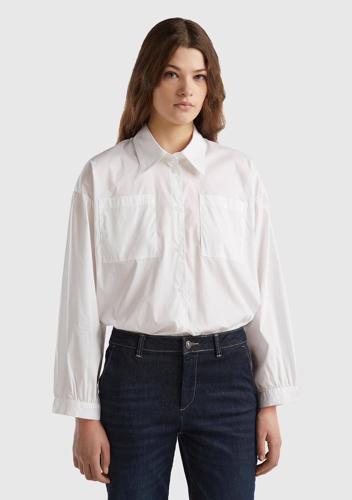 Kadın Beyaz Streç Pamuklu İki Cepli Geniş Kesim Gömlek