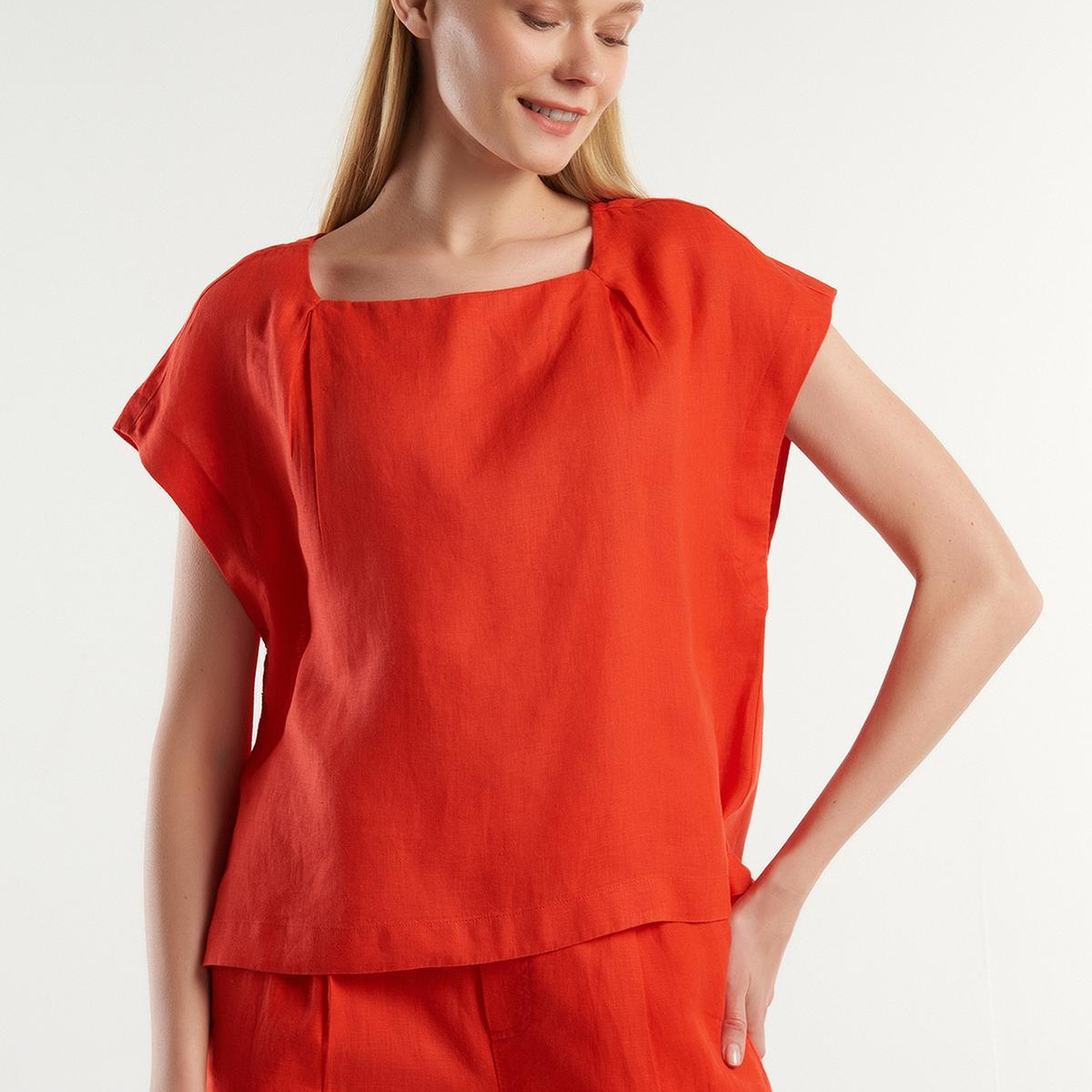 Kadın Kırmızı %100 Keten Arkası Uzun Kayık Yaka Crop Bluz