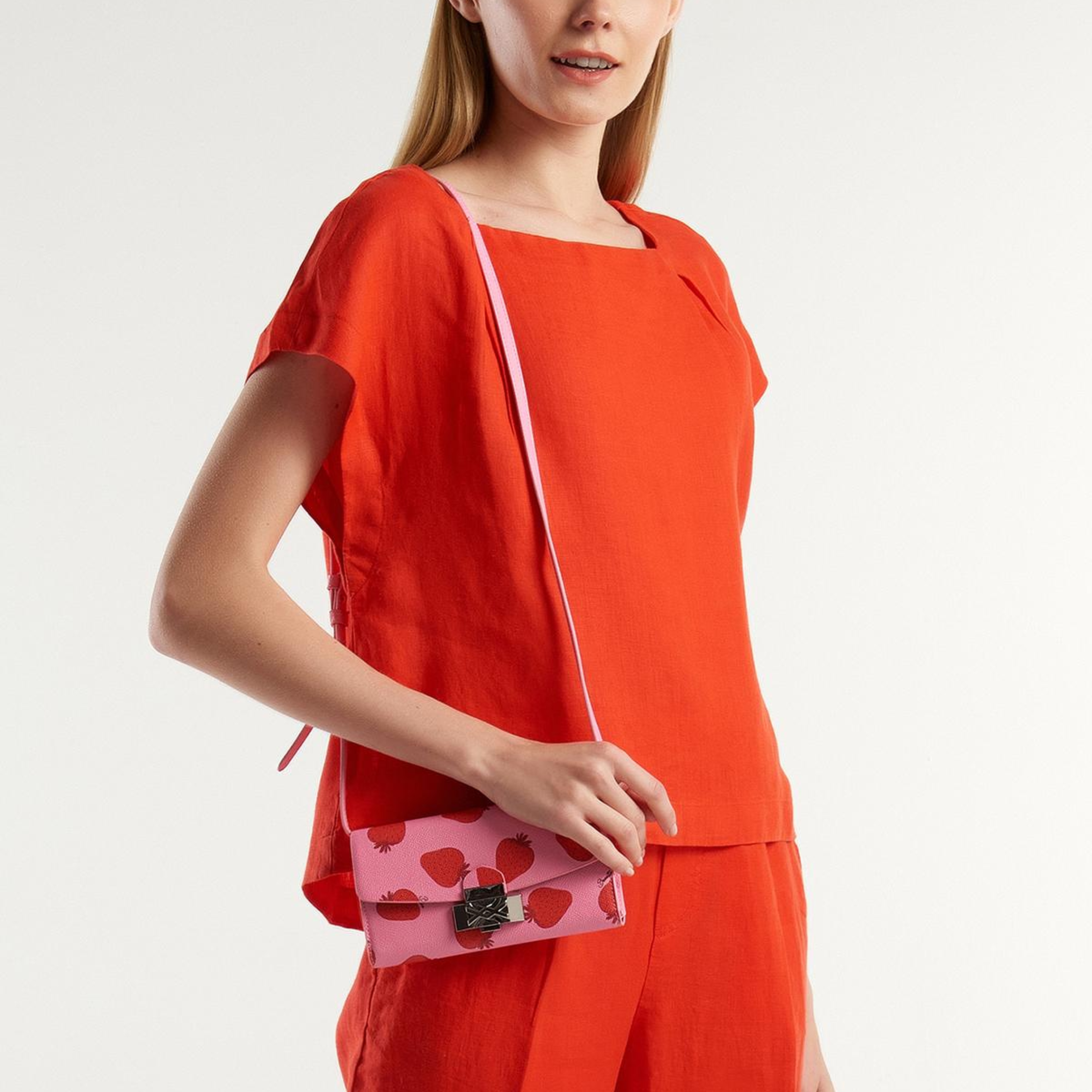 Kadın Kırmızı %100 Keten Arkası Uzun Kayık Yaka Crop Bluz