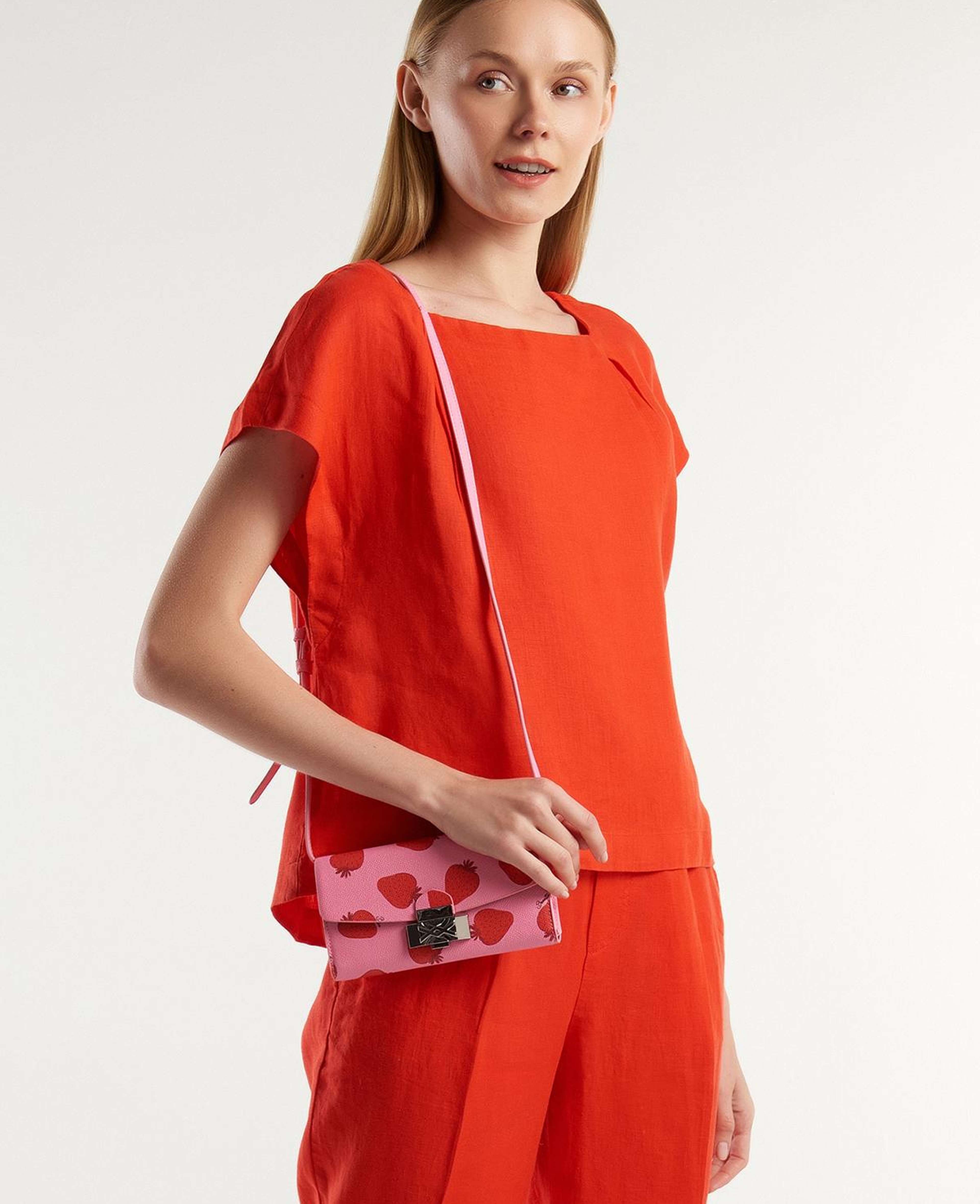 Kadın Kırmızı %100 Keten Arkası Uzun Kayık Yaka Crop Bluz