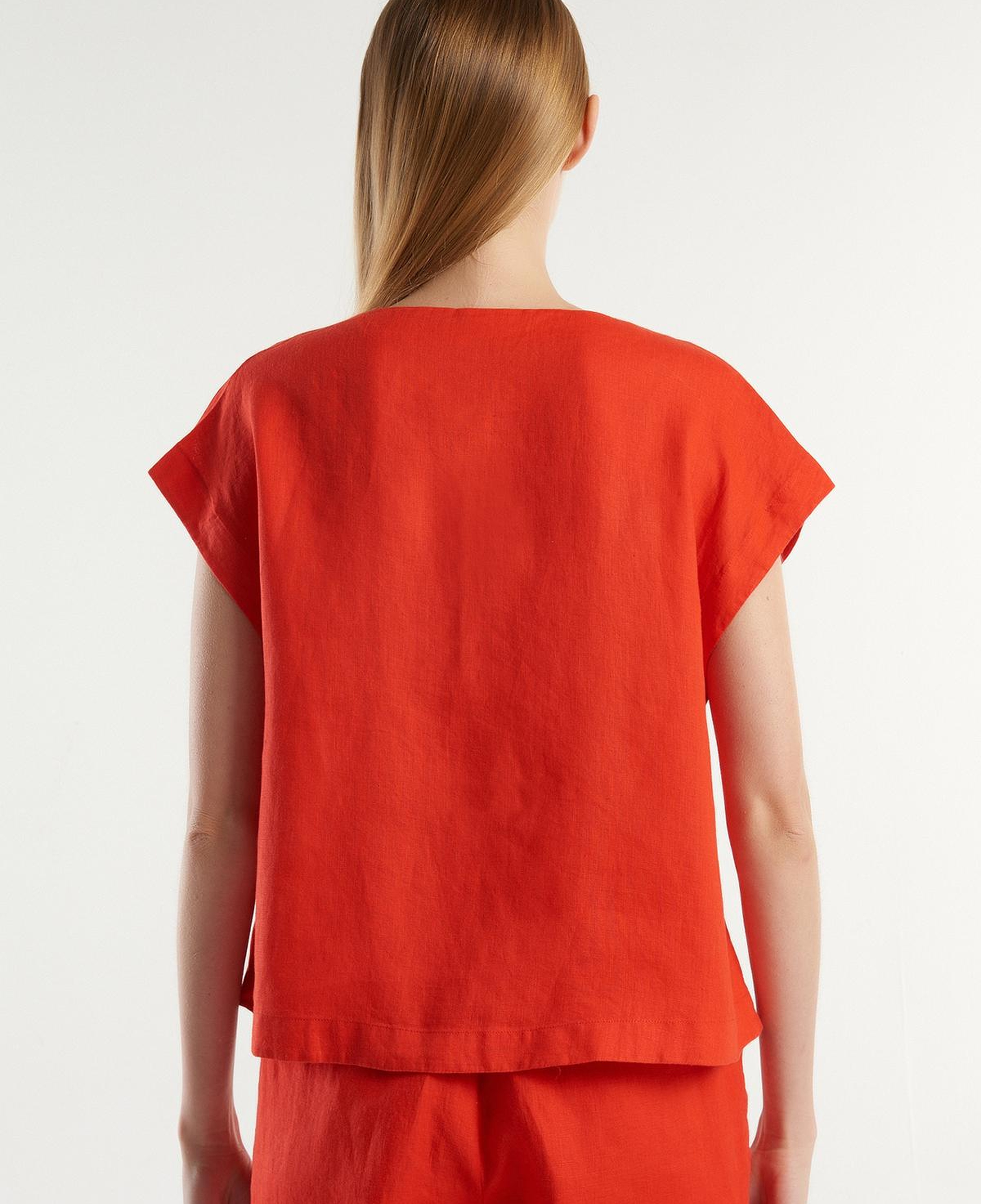 Kadın Kırmızı %100 Keten Arkası Uzun Kayık Yaka Crop Bluz