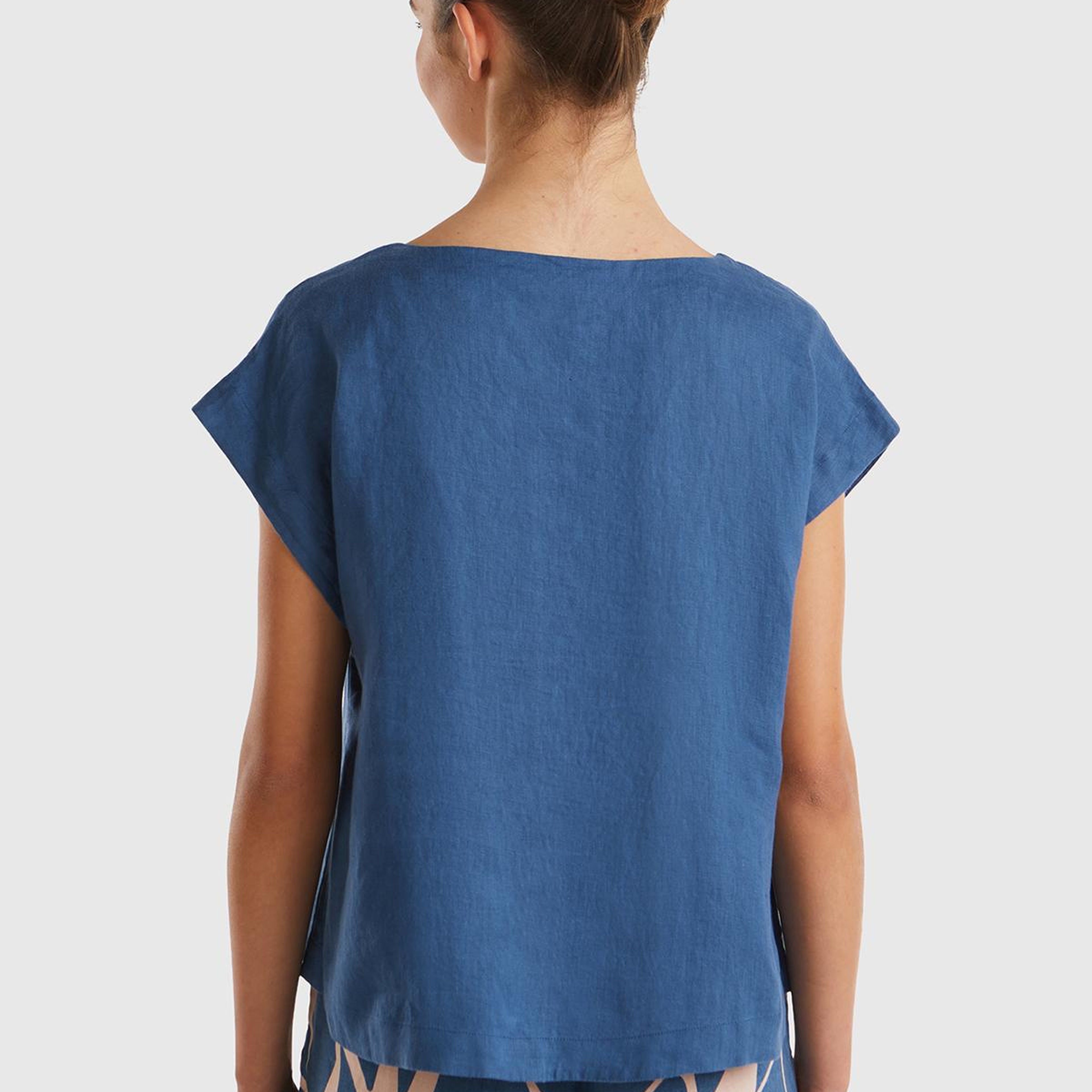 Kadın Gece Mavisi %100 Keten Arkası Uzun Kayık Yaka Crop Bluz