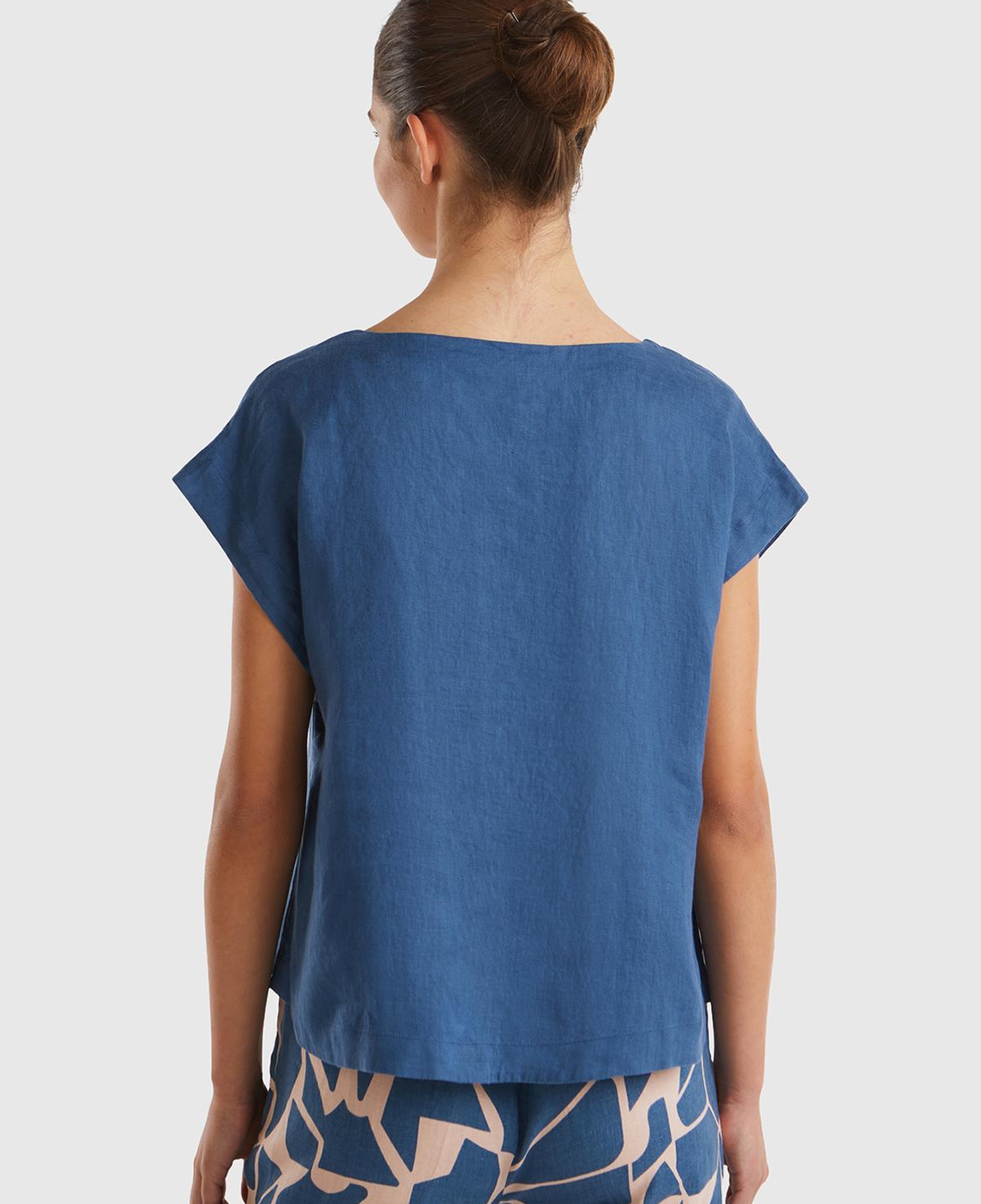 Kadın Gece Mavisi %100 Keten Arkası Uzun Kayık Yaka Crop Bluz