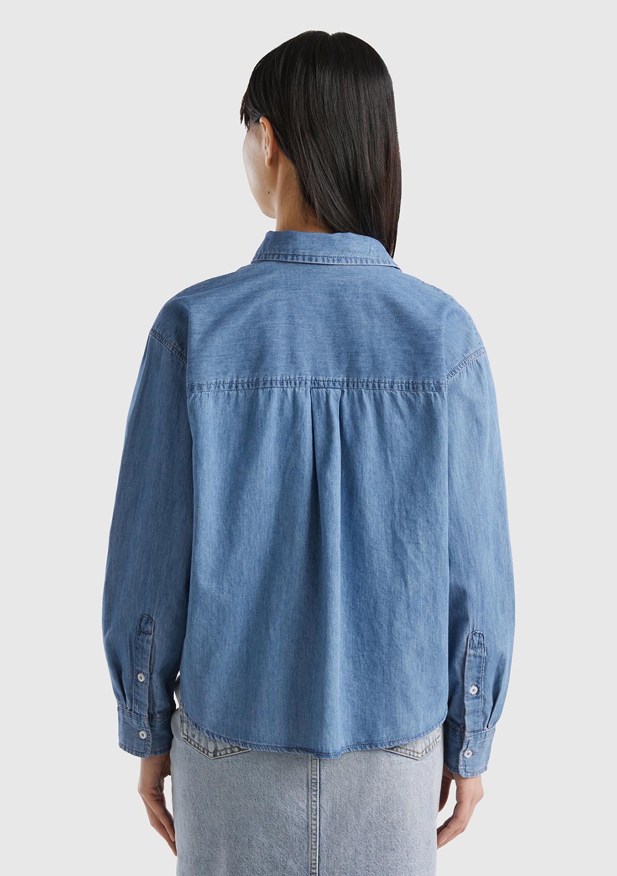 Kadın Mavi %100 Pamuk Göğüs Cepli Yanları Yuvarlak Kesimli Denim Gömlek