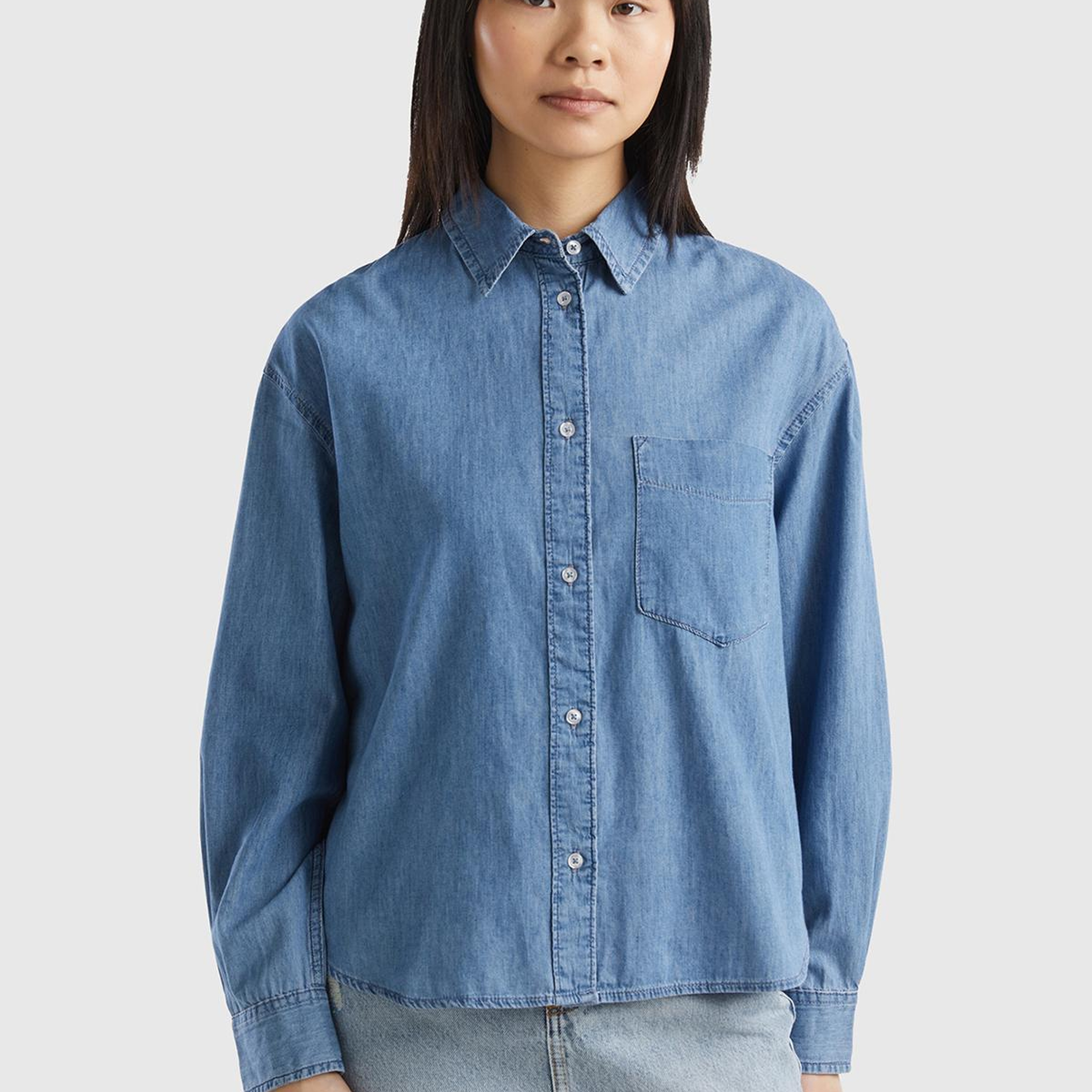 Kadın Mavi %100 Pamuk Göğüs Cepli Yanları Yuvarlak Kesimli Denim Gömlek