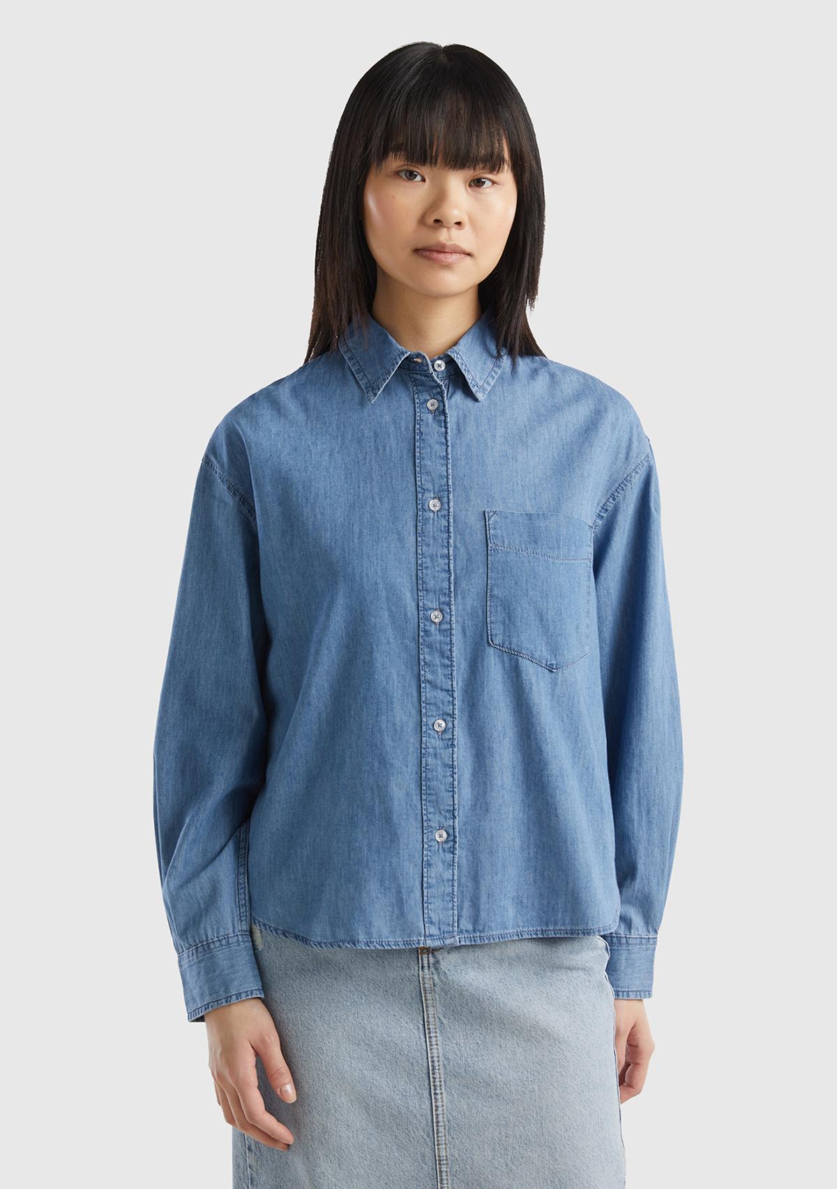 Kadın Mavi %100 Pamuk Göğüs Cepli Yanları Yuvarlak Kesimli Denim Gömlek