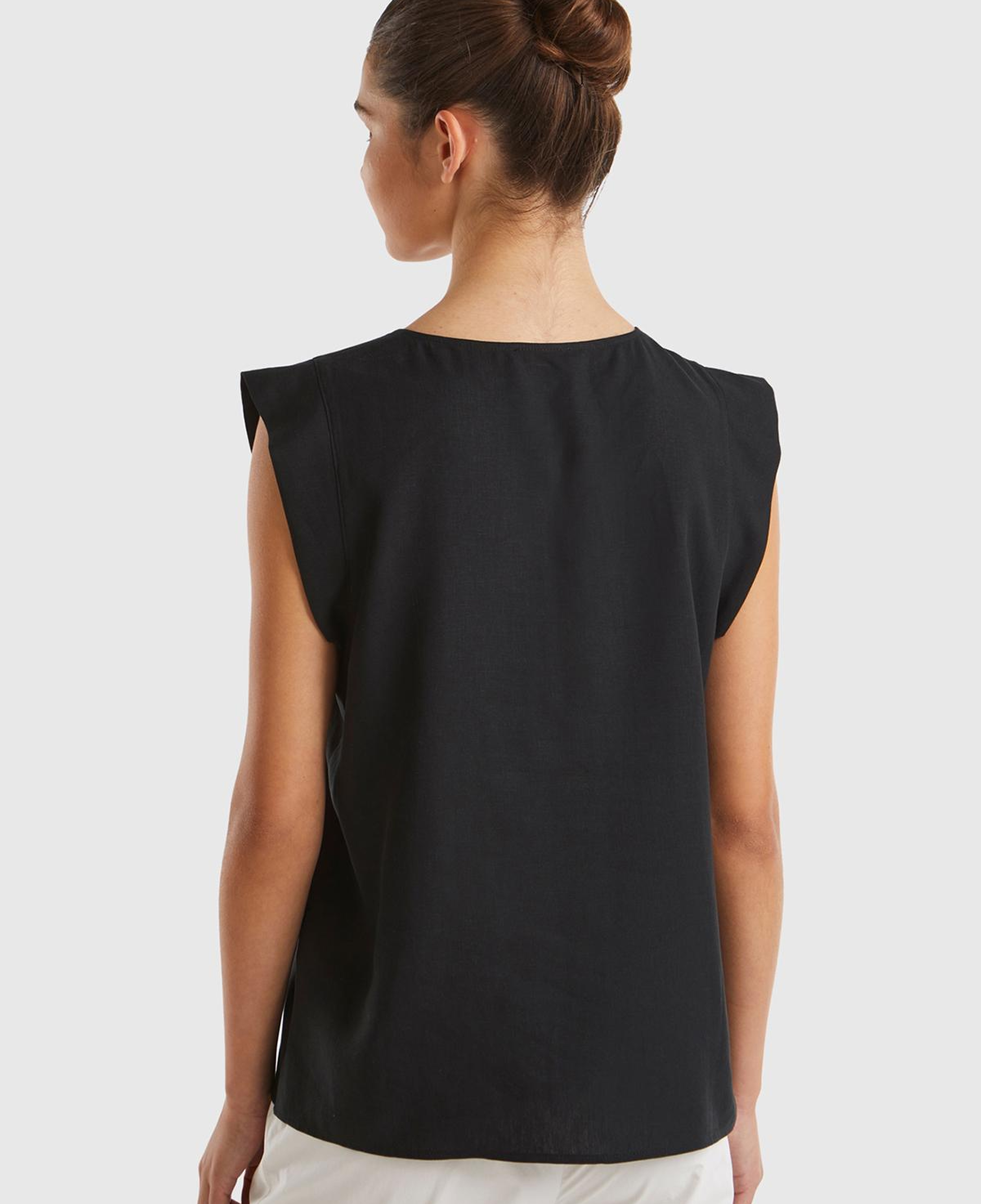 Kadın Siyah Liyosel ve Keten Karışımlı Geniş Kesim V Yaka Bluz