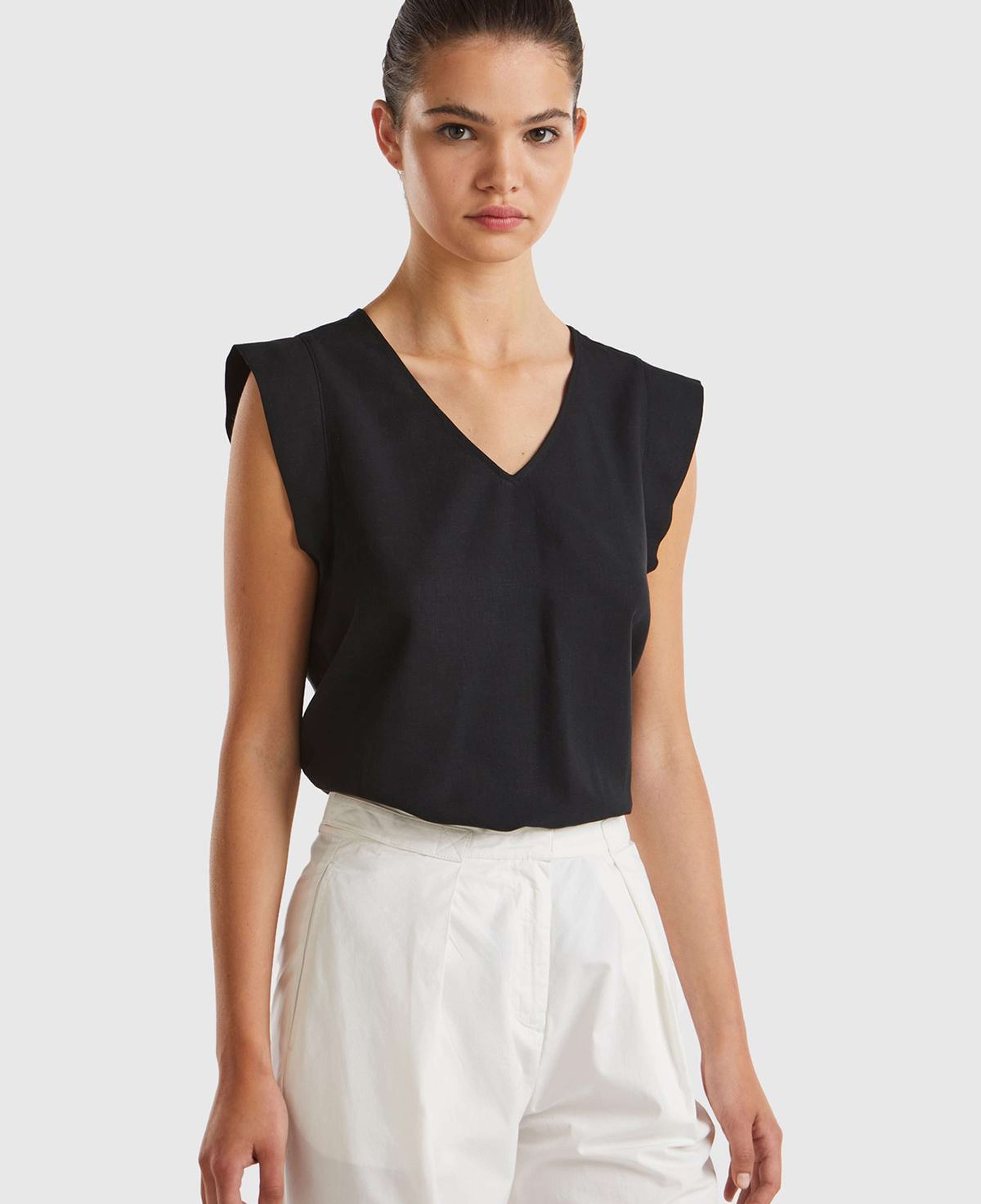 Kadın Siyah Liyosel ve Keten Karışımlı Geniş Kesim V Yaka Bluz