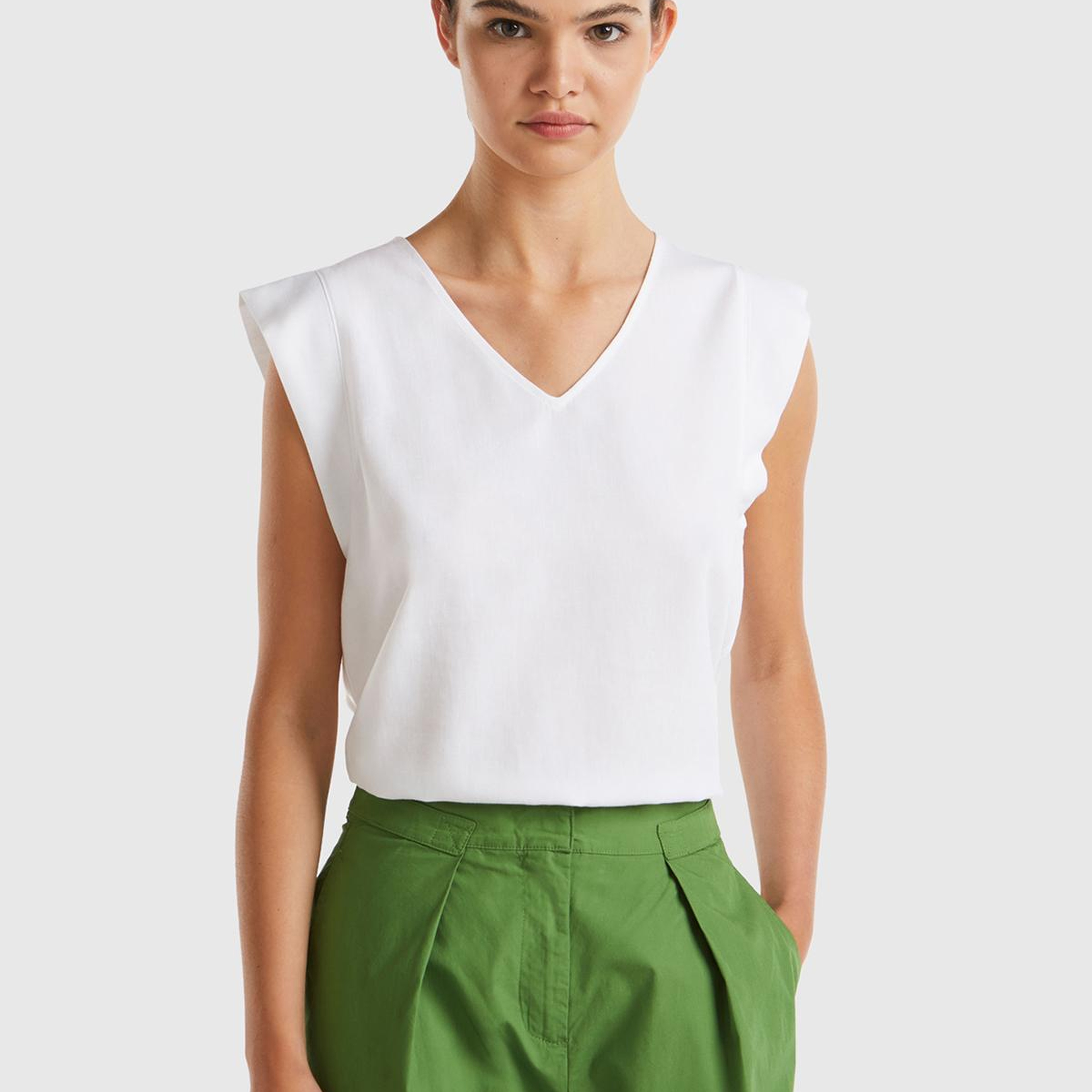 Kadın Beyaz Liyosel ve Keten Karışımlı Geniş Kesim V Yaka Bluz