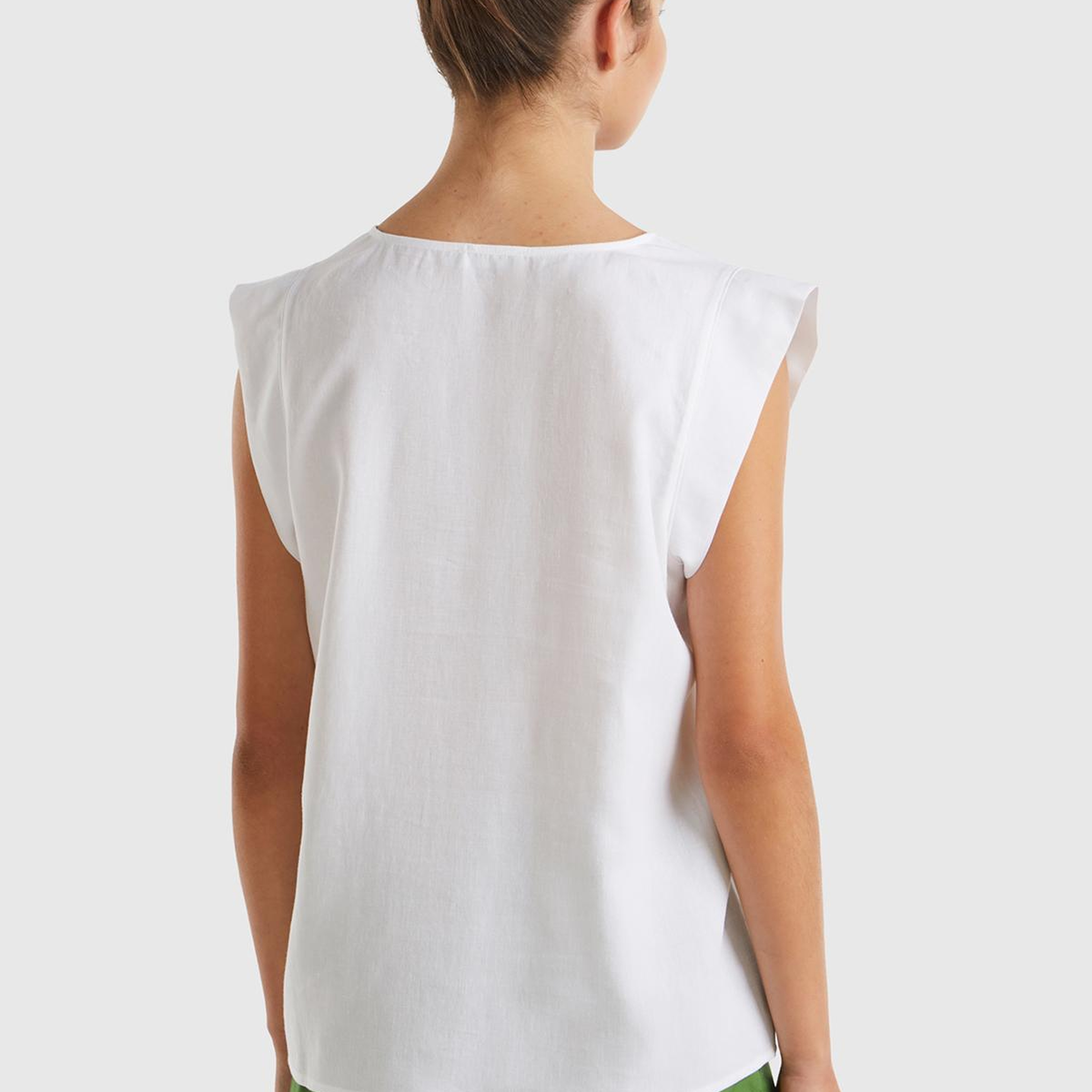 Kadın Beyaz Liyosel ve Keten Karışımlı Geniş Kesim V Yaka Bluz