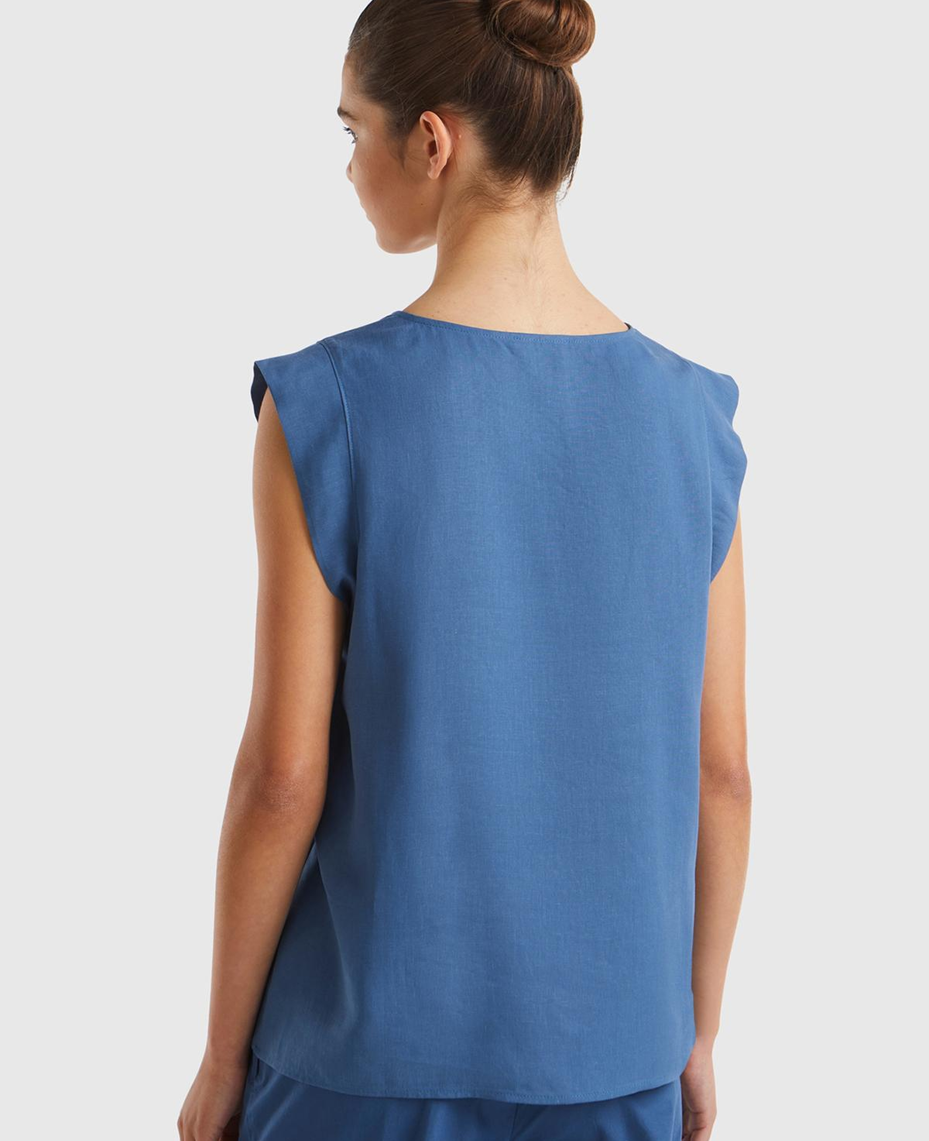 Kadın Gece Mavisi Liyosel ve Keten Karışımlı Geniş Kesim V Yaka Bluz