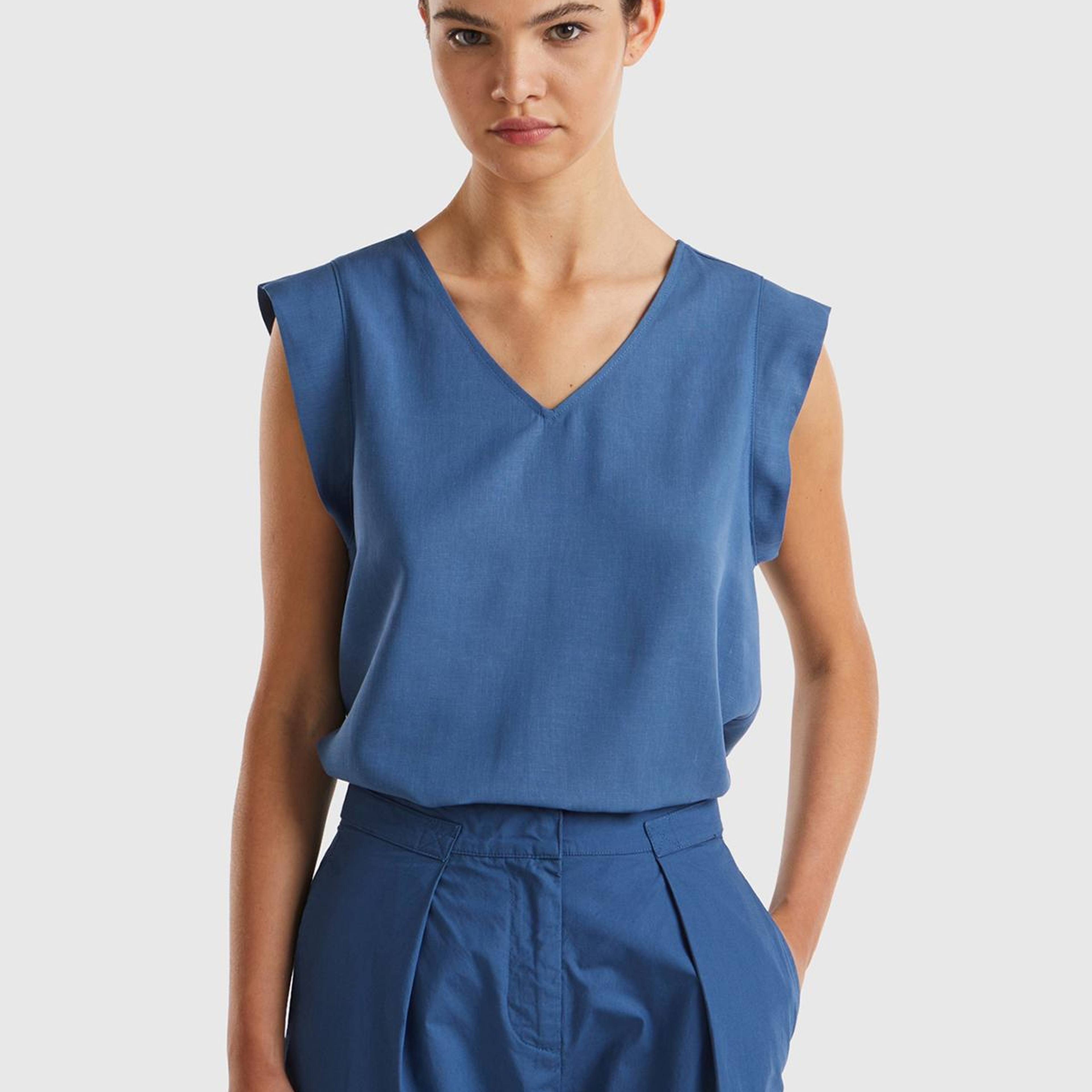 Kadın Gece Mavisi Liyosel ve Keten Karışımlı Geniş Kesim V Yaka Bluz