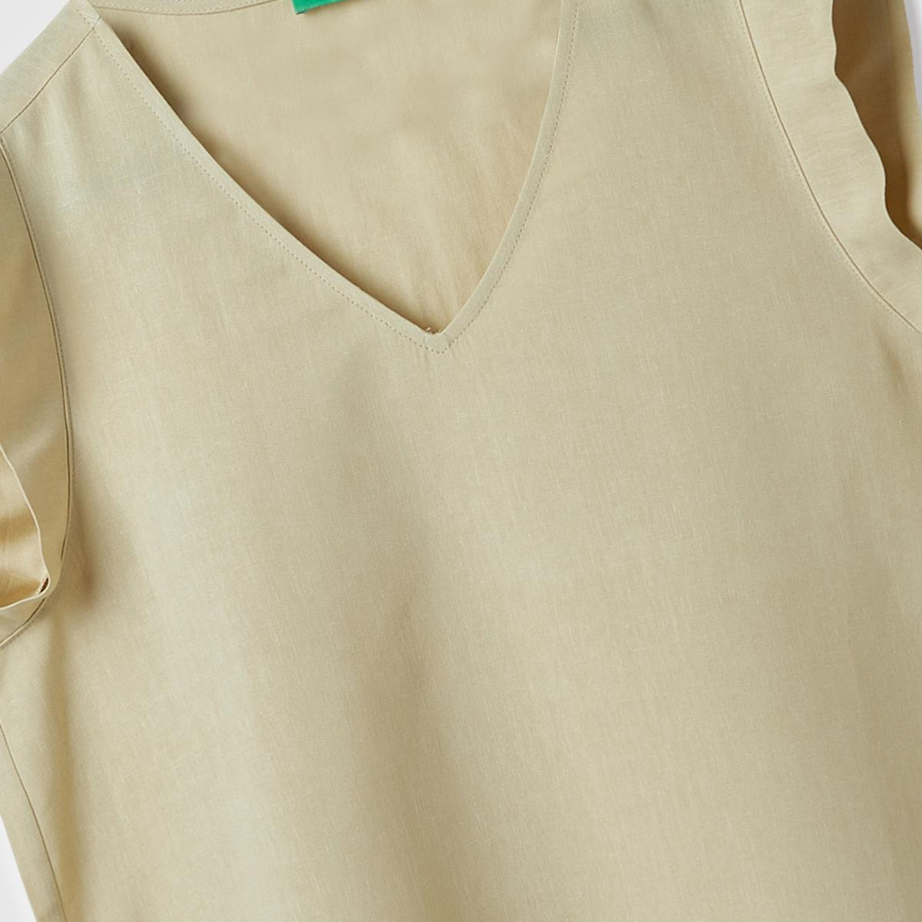 Kadın Bej Liyosel ve Keten Karışımlı Geniş Kesim V Yaka Bluz