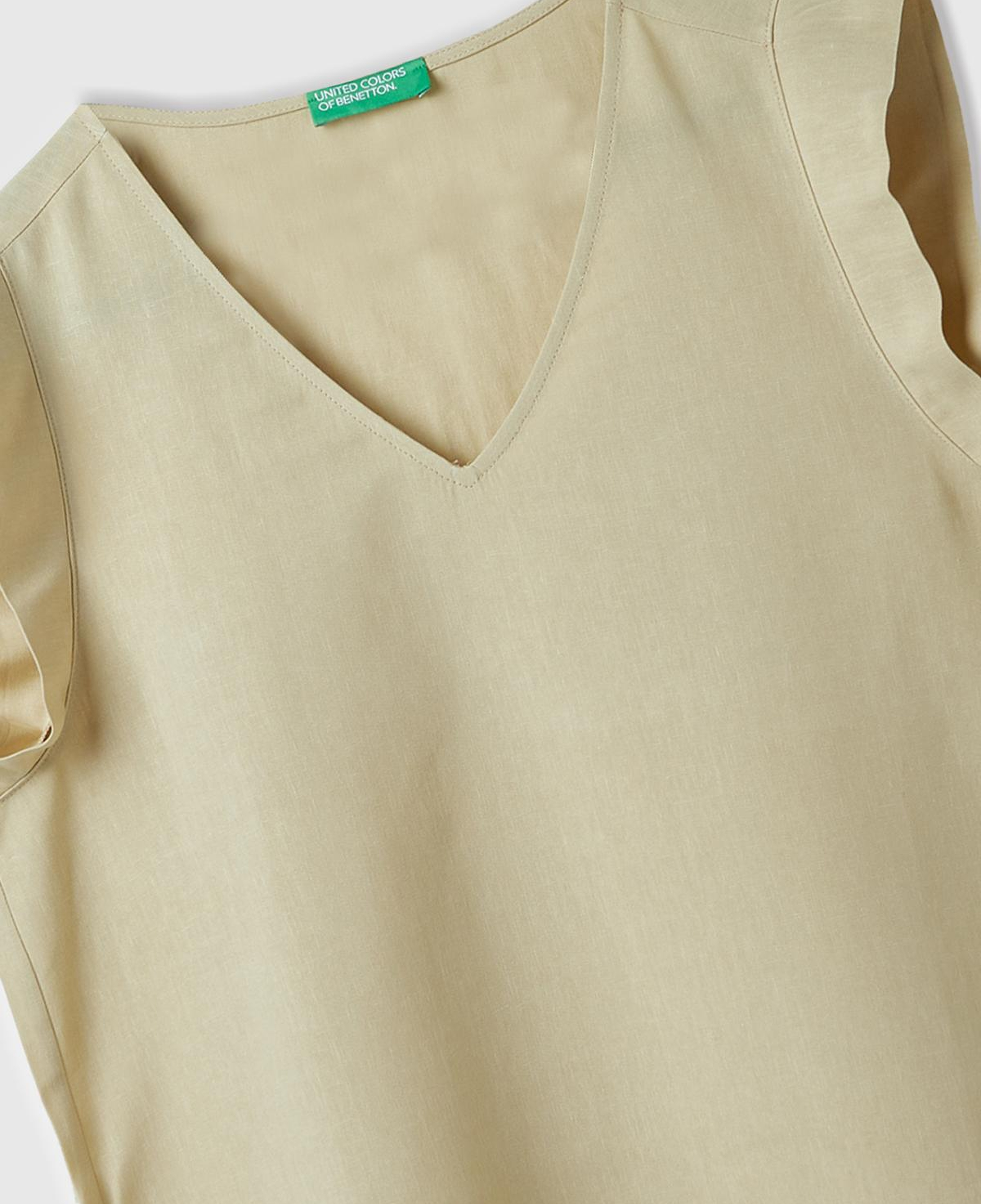 Kadın Bej Liyosel ve Keten Karışımlı Geniş Kesim V Yaka Bluz