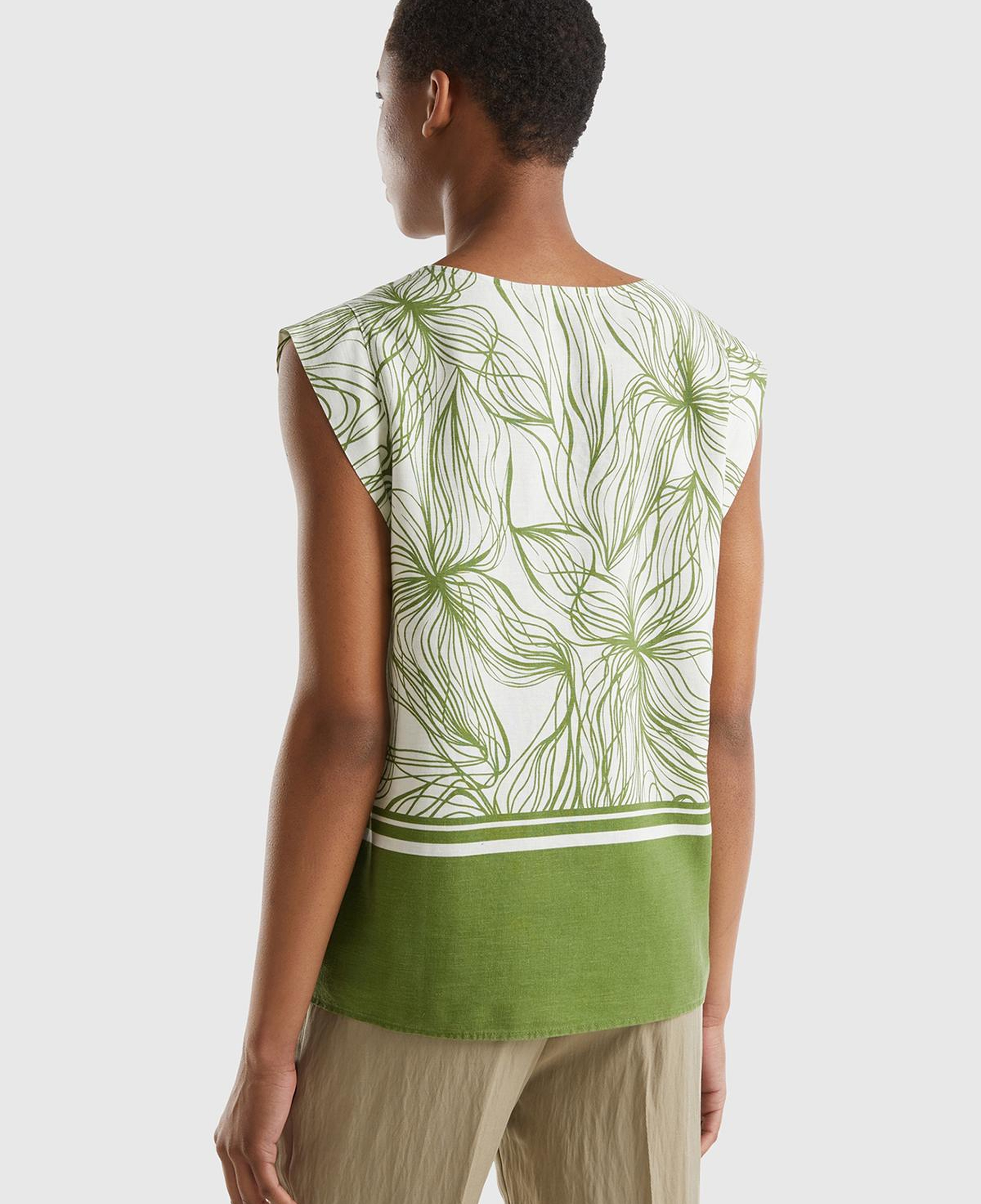 Kadın Yeşil Mix Liyosel ve Keten Karışımlı Baskılı Düz Kesim V Yaka Bluz