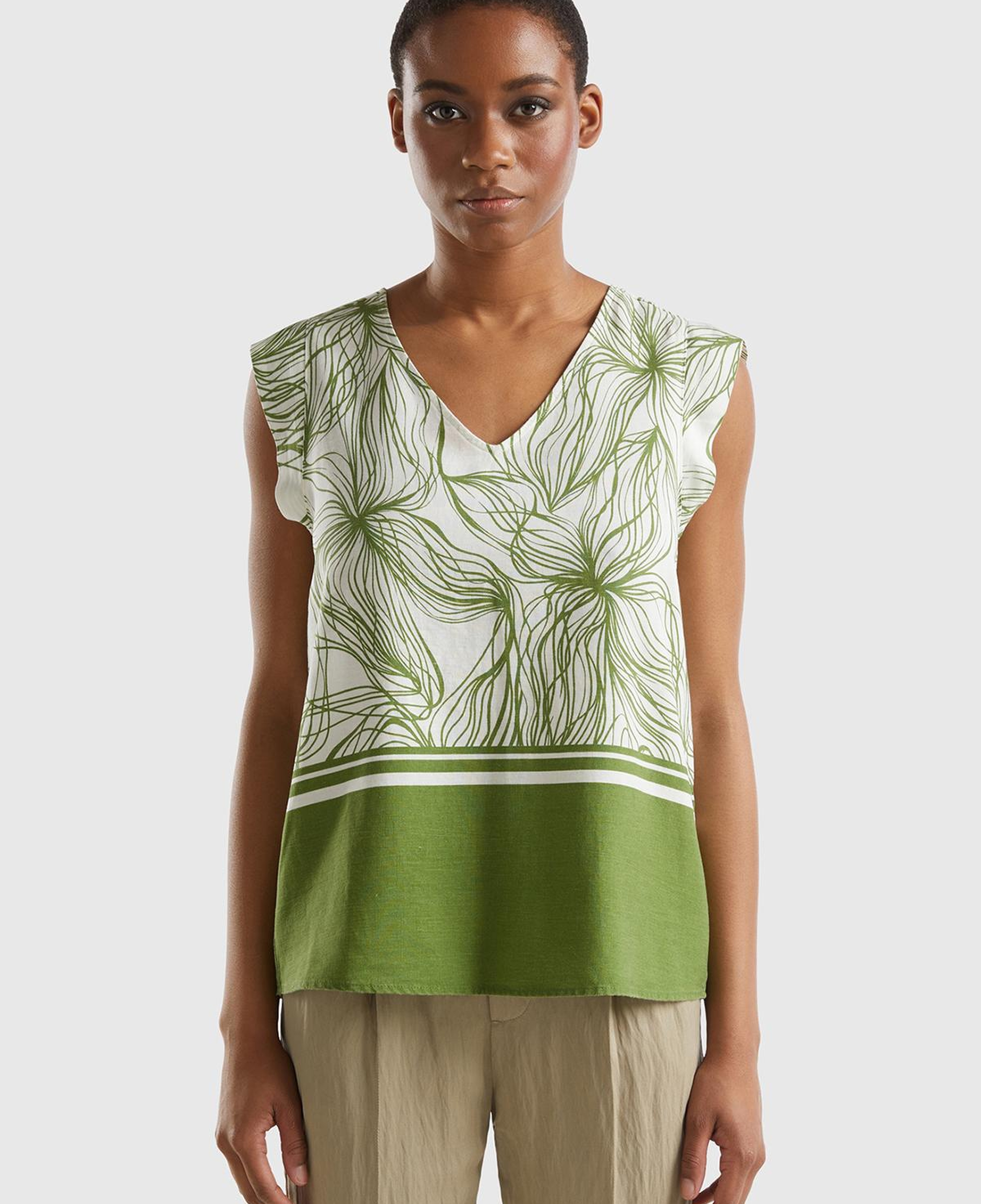 Kadın Yeşil Mix Liyosel ve Keten Karışımlı Baskılı Düz Kesim V Yaka Bluz