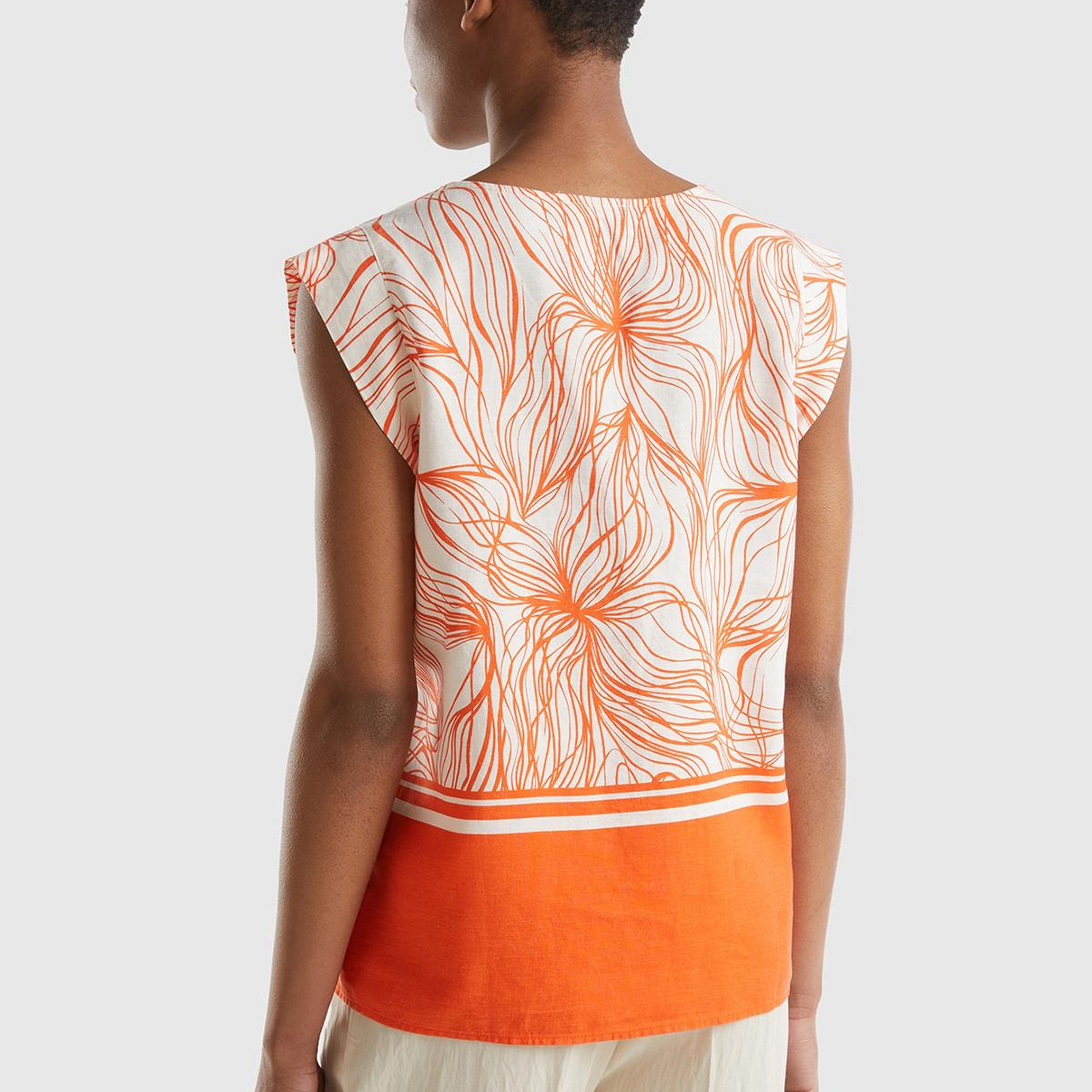 Kadın Turuncu Mix Liyosel ve Keten Karışımlı Baskılı Düz Kesim V Yaka Bluz