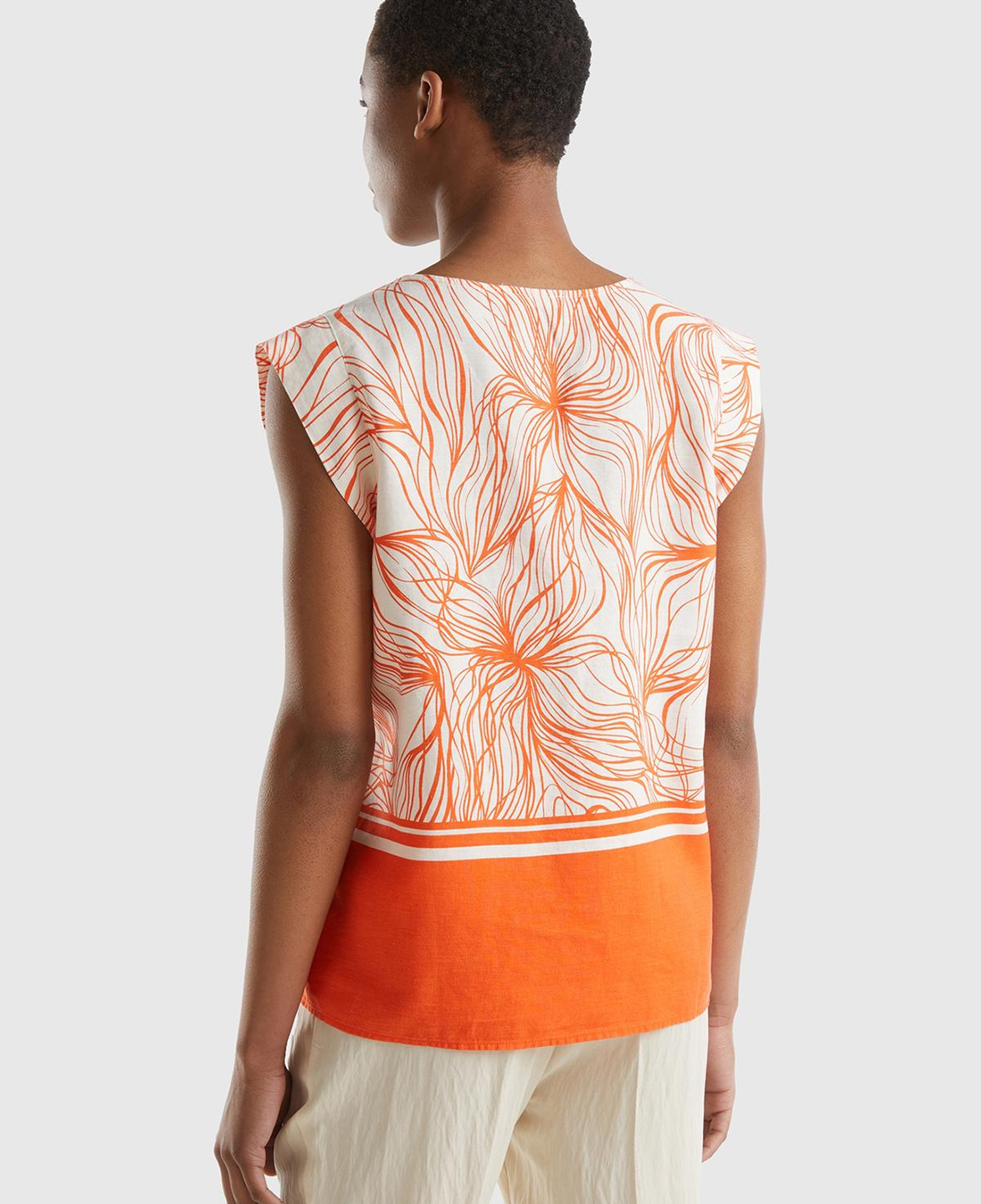 Kadın Turuncu Mix Liyosel ve Keten Karışımlı Baskılı Düz Kesim V Yaka Bluz