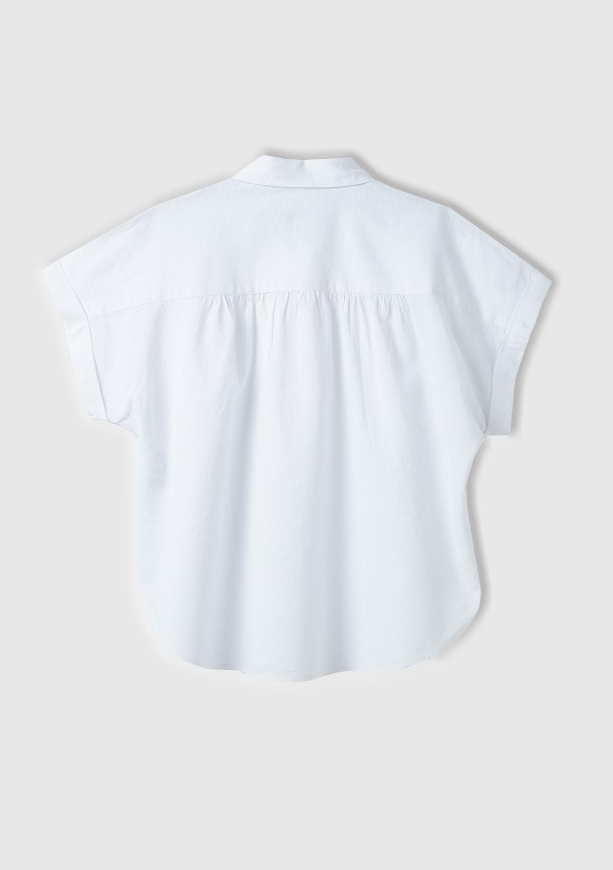 Kadın Beyaz Pamuk Karışımlı Çizgili Arkası Uzun Kıvrık Kol Gömlek