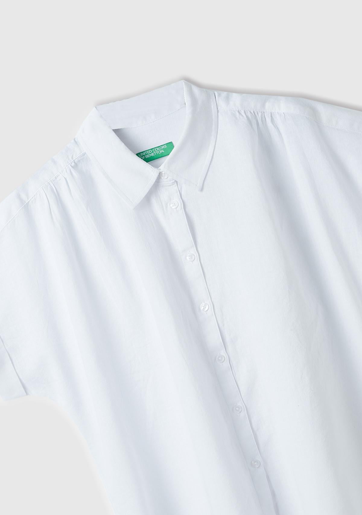 Kadın Beyaz Pamuk Karışımlı Çizgili Arkası Uzun Kıvrık Kol Gömlek