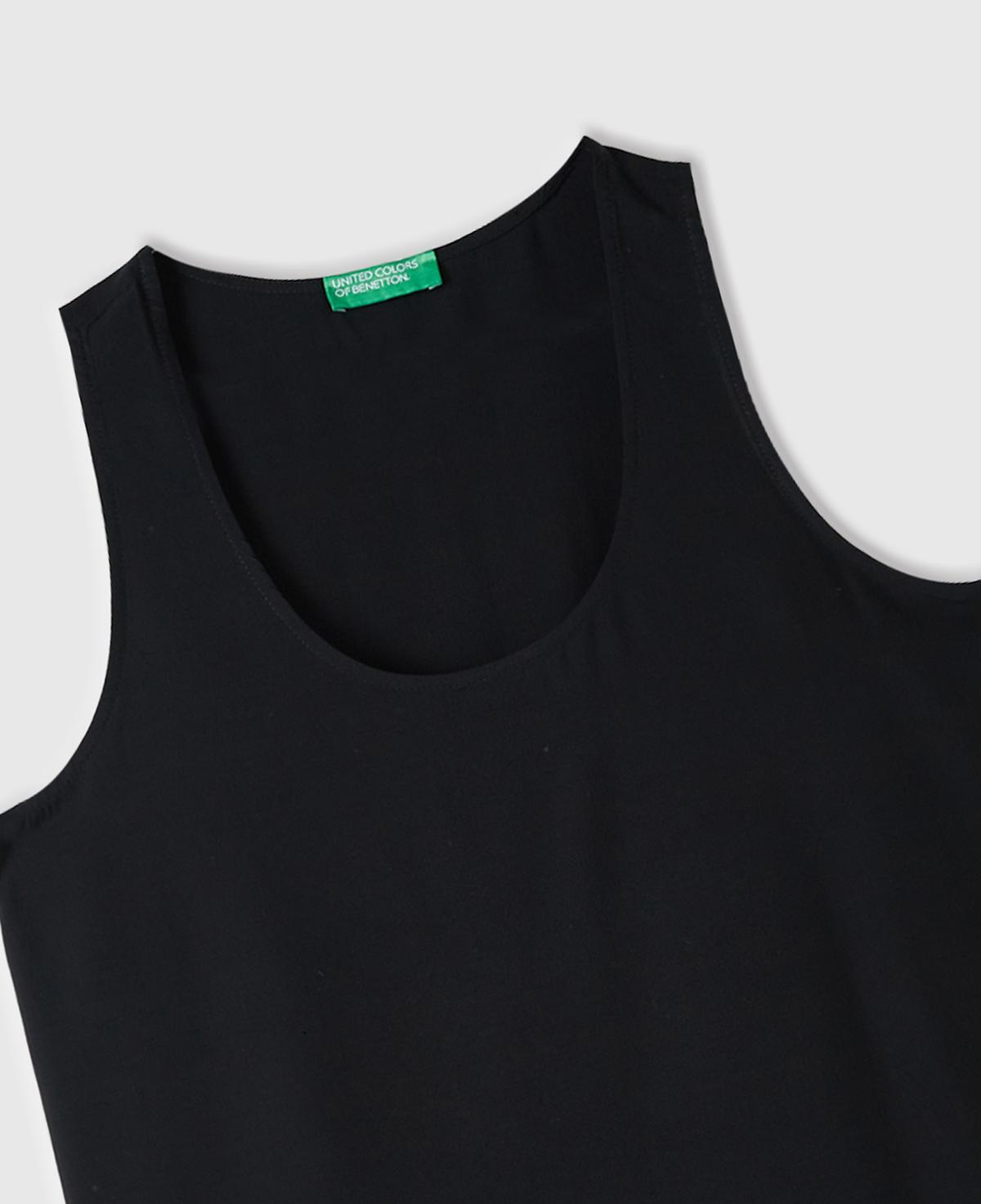 Kadın Siyah %100 Viskoz Dekoratif Dikişli Geniş Bisiklet Yaka Kolsuz Bluz