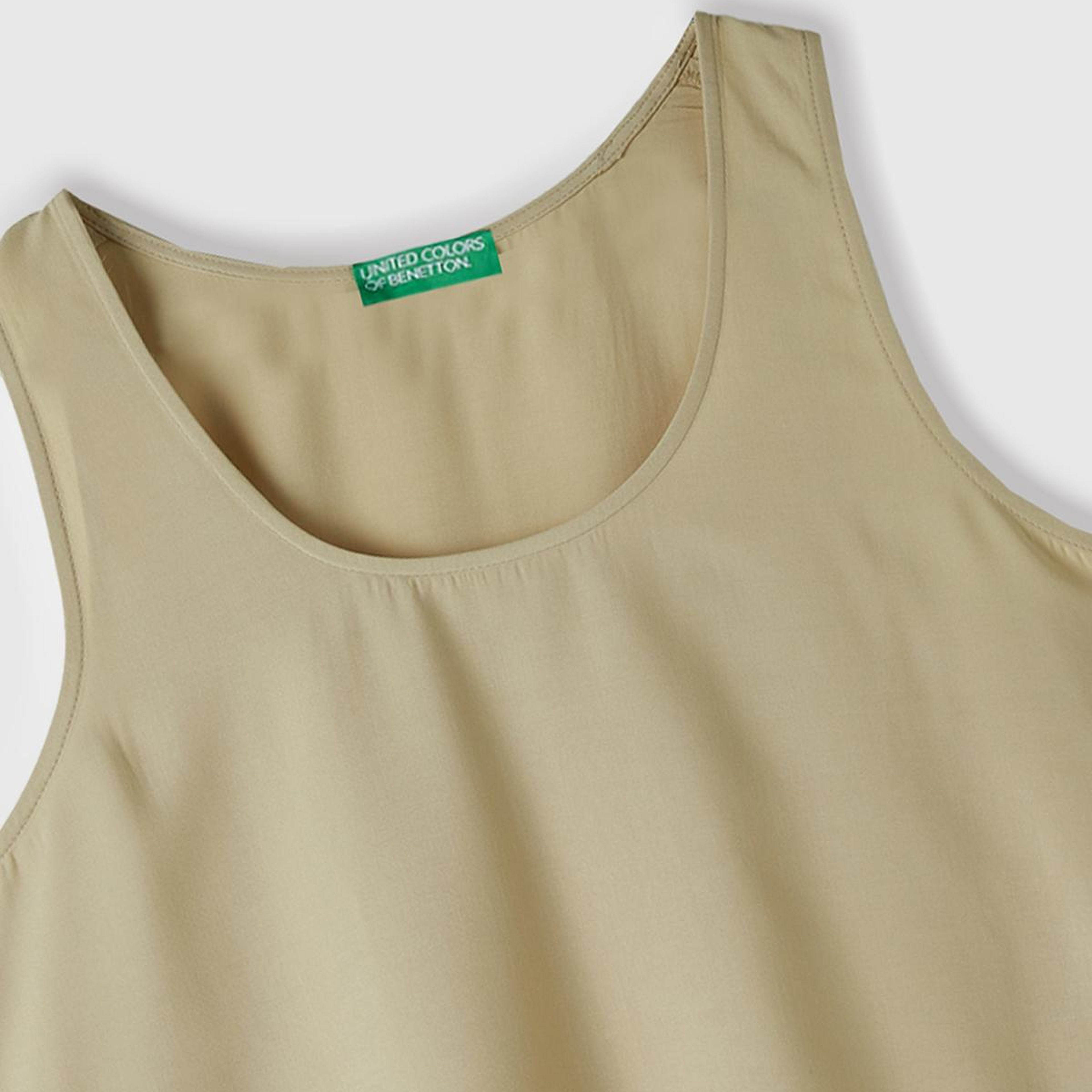 Kadın Bej %100 Viskoz Dekoratif Dikişli Geniş Bisiklet Yaka Kolsuz Bluz