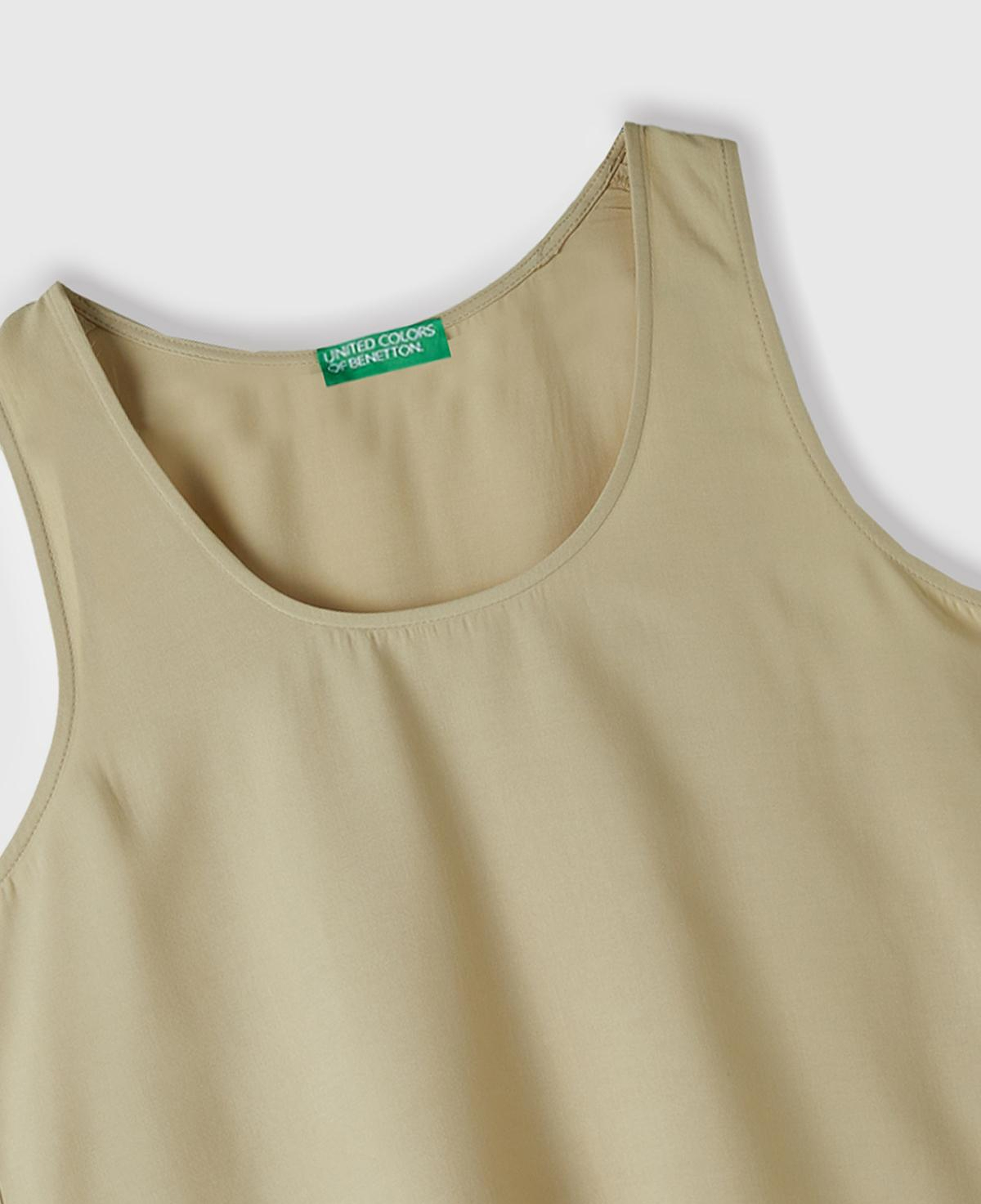 Kadın Bej %100 Viskoz Dekoratif Dikişli Geniş Bisiklet Yaka Kolsuz Bluz