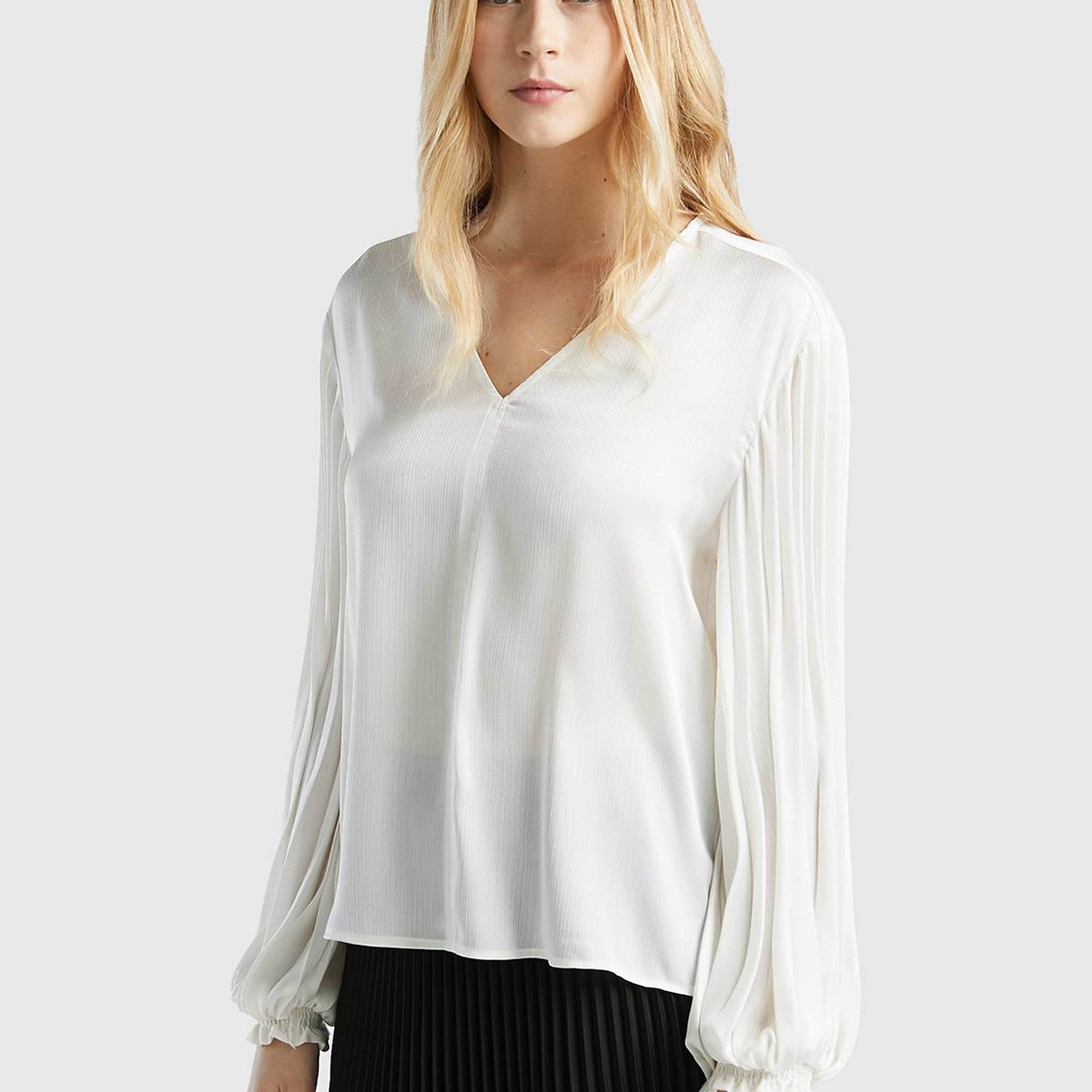 Kadın Krem Kolları Detaylı V Yaka Bluz