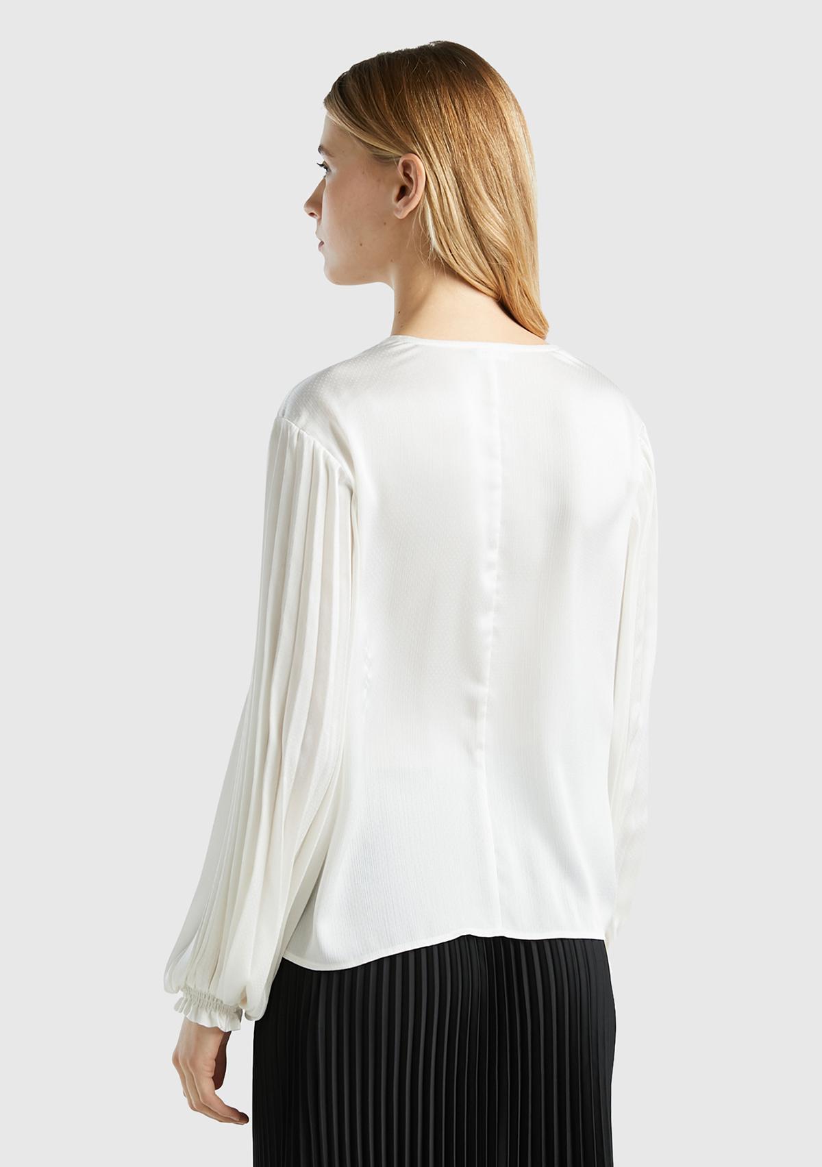 Kadın Krem Kolları Detaylı V Yaka Bluz