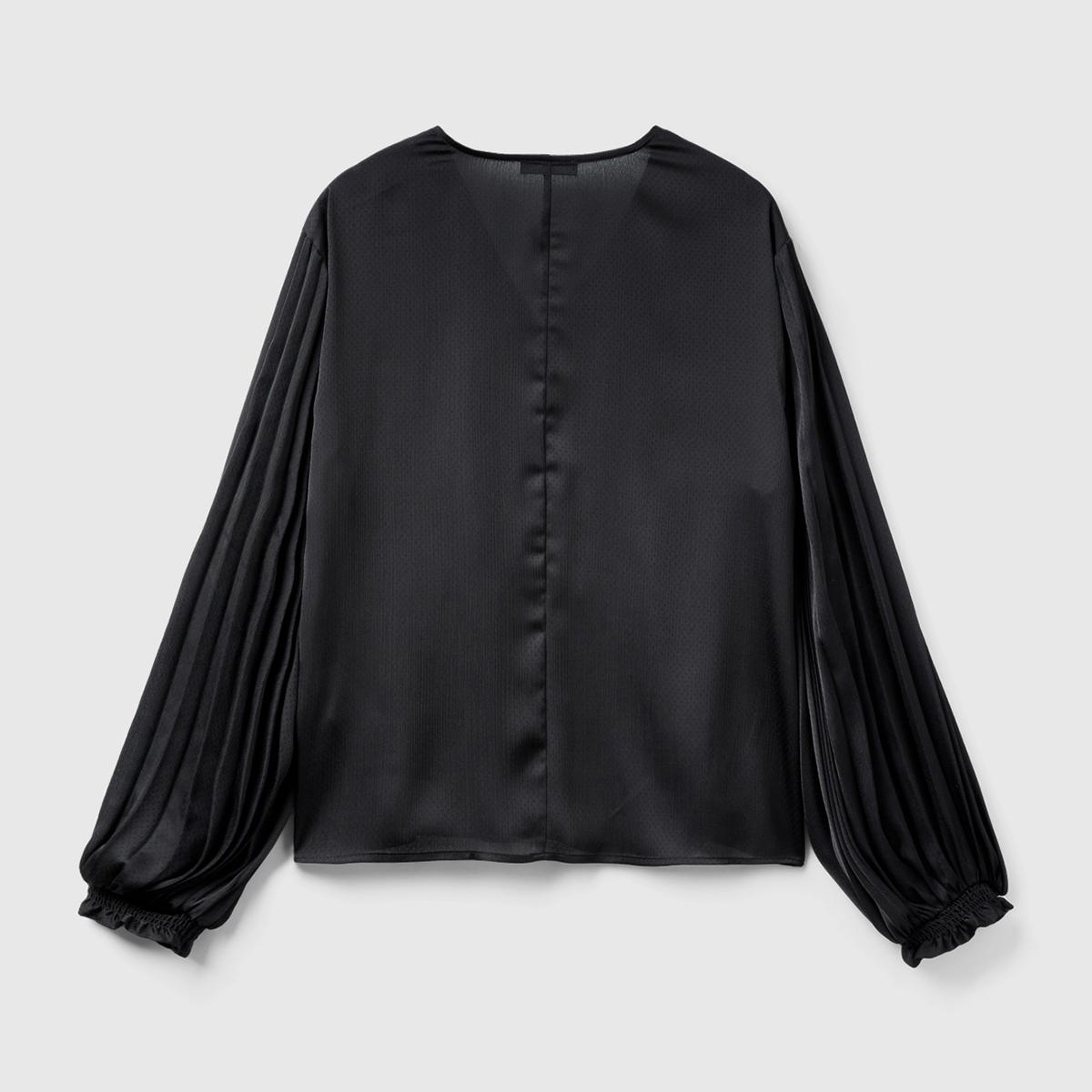 Kadın Siyah Kolları Detaylı V Yaka Bluz